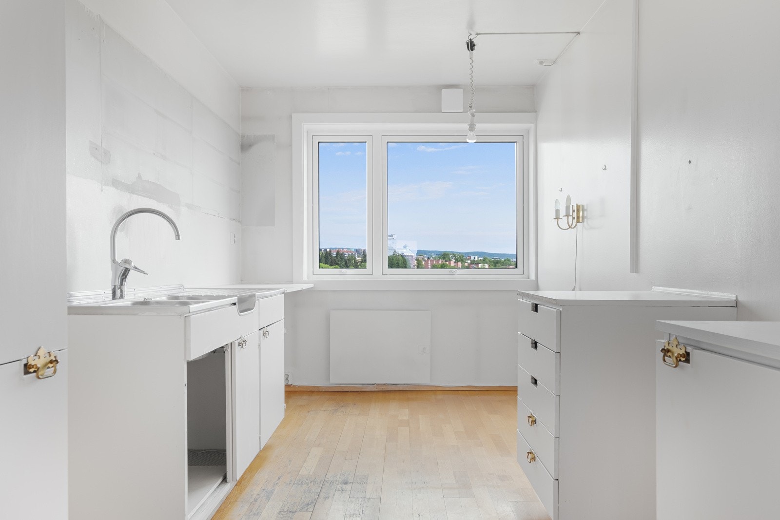 Fra kjøkkenet er det nydelig utsikt. Galleribilde