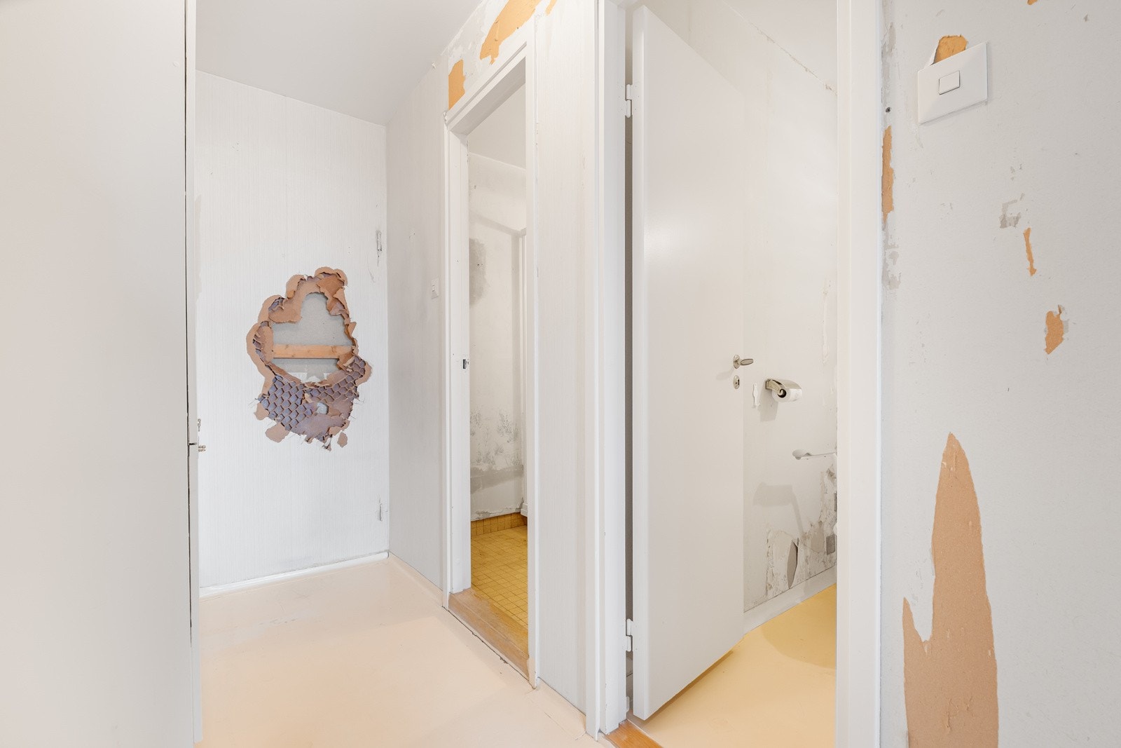 Om veggene mellom vaskerom, bad og toalettrom fjernes, vil det kunne etableres flott, moderne baderom med plass til gode og praktiske løsninger. Galleribilde