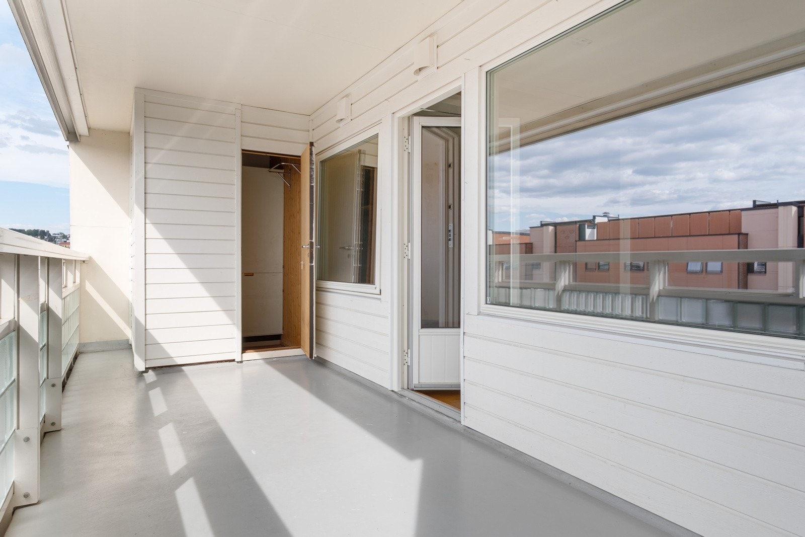 Balkongen vender mot vest og har gode solforhold. Galleribilde