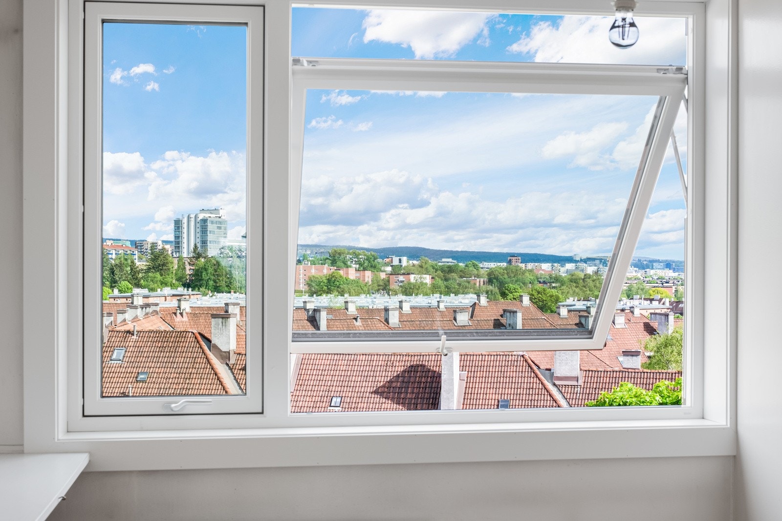 Store vindusflater gir gode lysforhold i boligen. Galleribilde