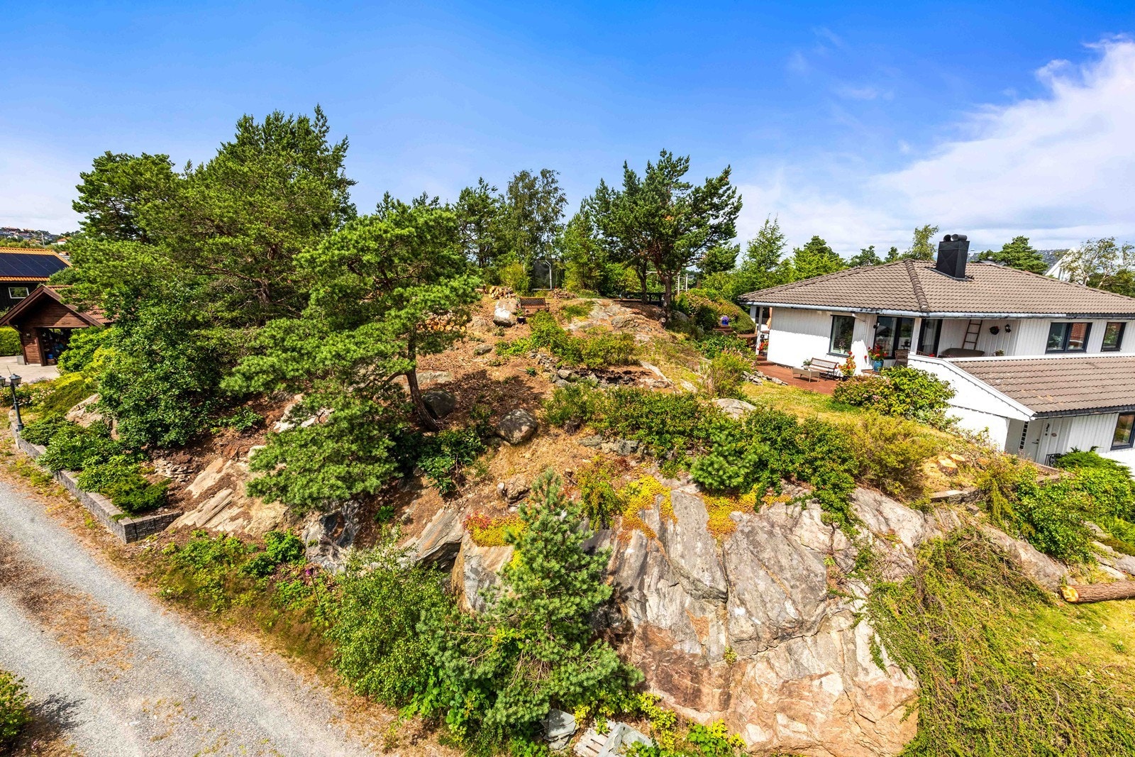 Tomten er å anse som naturtomt per i dag. Selger har fått tilbud på både grunnarbeid og oppføring av omsøkt bolig og garasje, se salgsoppgave. Galleribilde