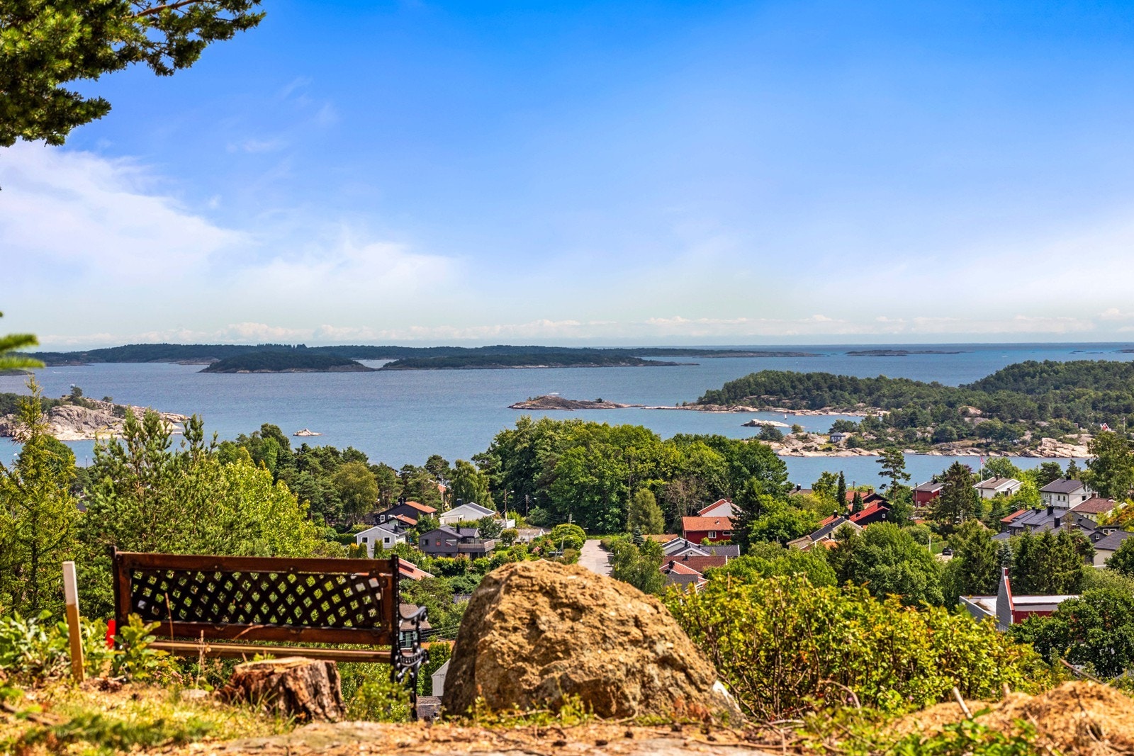 Det er godkjent oppføring av ny bolig og garasje på tomten, se vedlagte byggesaksmappe. Vedtaket er gyldig i tre år fra og med 31.01.2024. Galleribilde