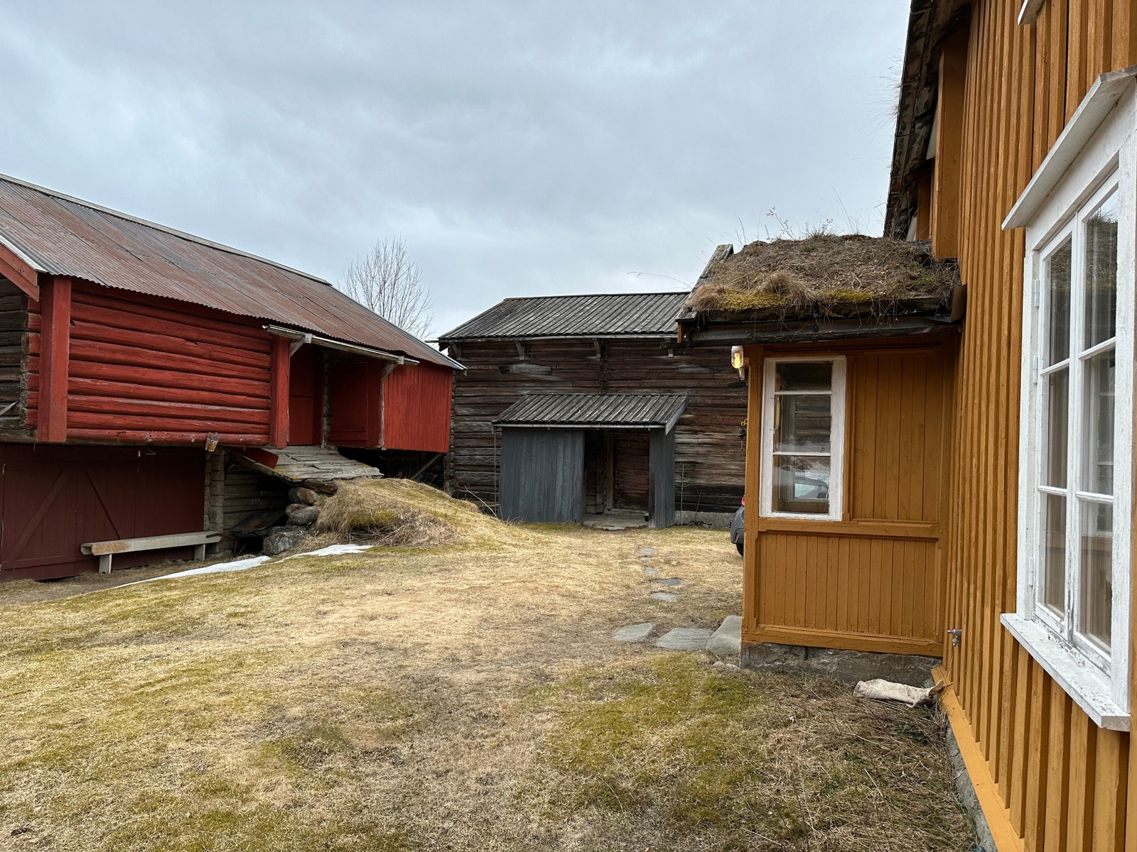 Gårdstunet. Galleribilde