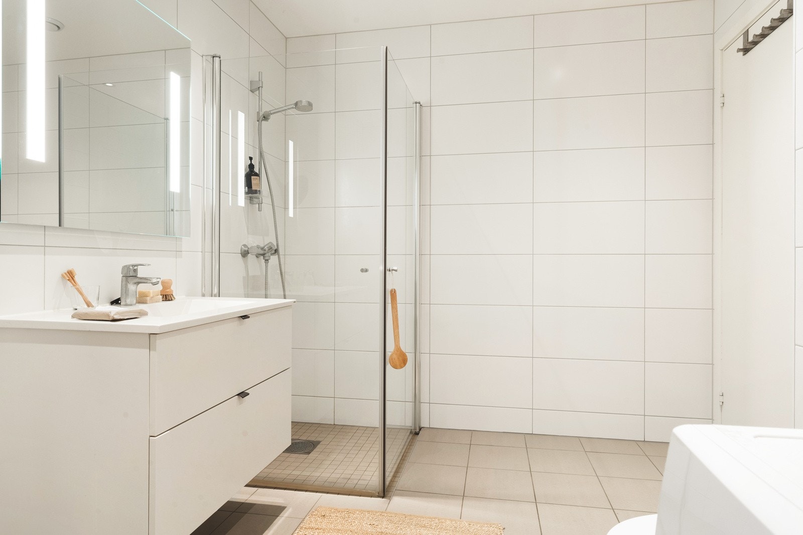 Innredningen består av dusj m/glassvegger, vegghengt toalett og baderomsinnredning og opplegg for vaskemaskin. Galleribilde