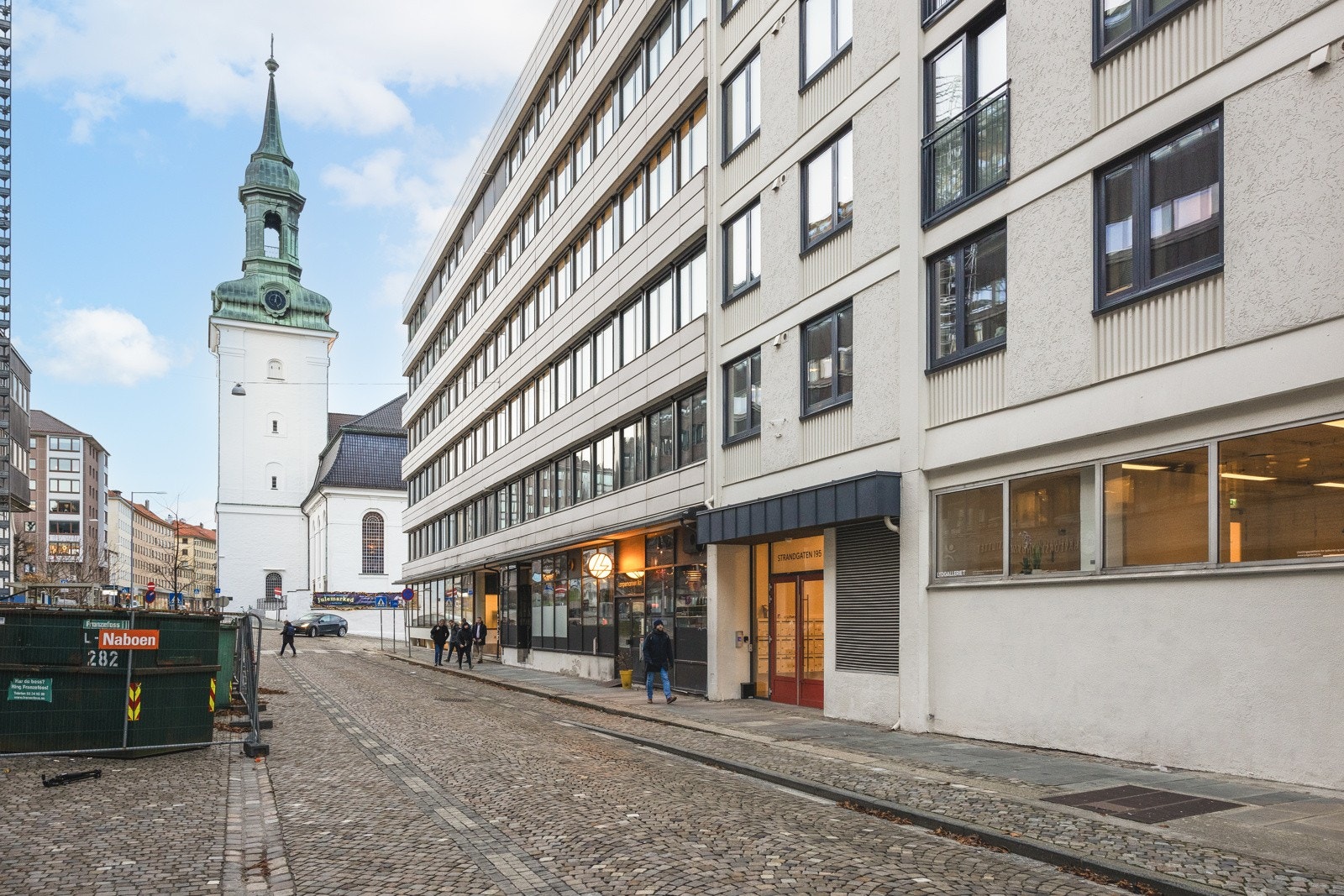 Leiligheten befinner seg i umiddelbar nærhet til sentrum, men ligger samtidig tilbaketrukket til i ett rolig området Galleribilde