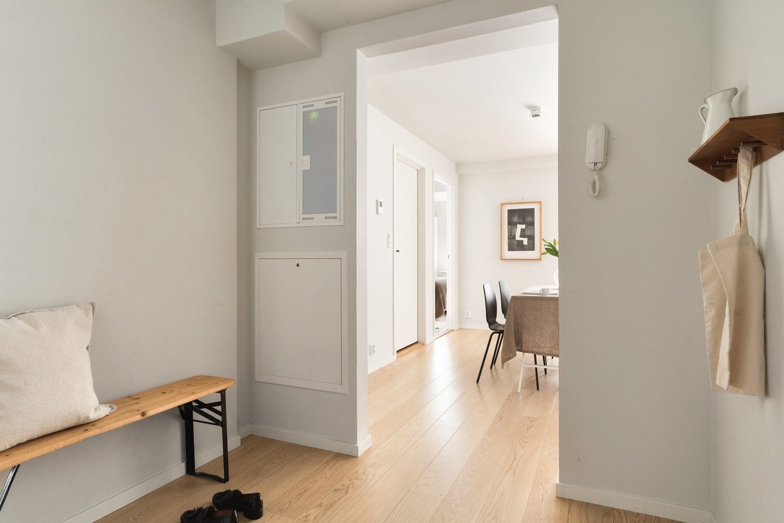 Gulvet er belagt med parkett som er gjennomgående for leiligheten, foruten bad. Galleribilde