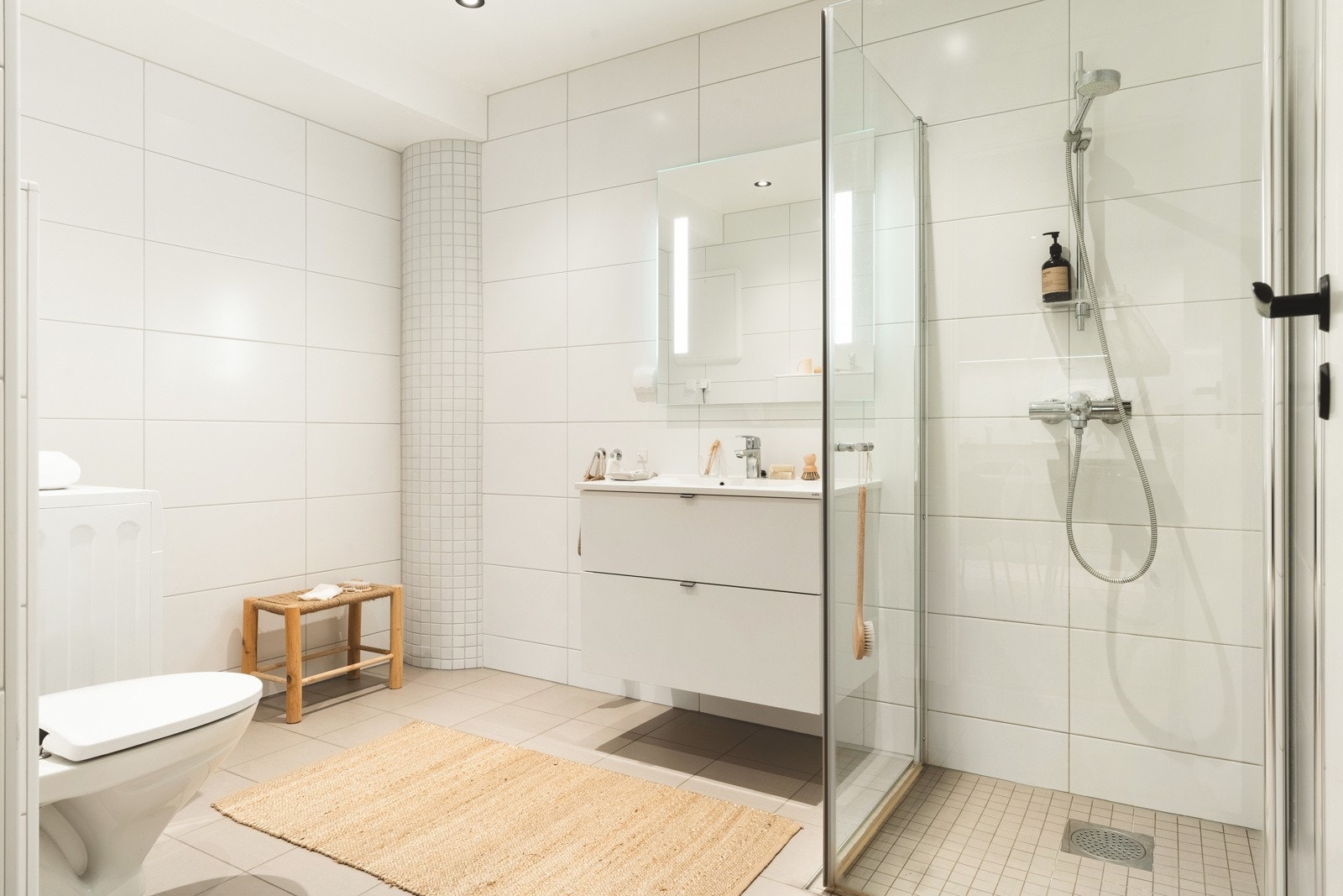 Fra entréen er det adkomst til badet. Badet er helfliset med downlights i himling, samt vannbåren gulvvarme. Galleribilde