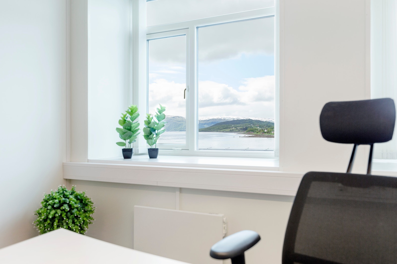 Enkeltkontor med utsikt over Saltenfjorden Galleribilde