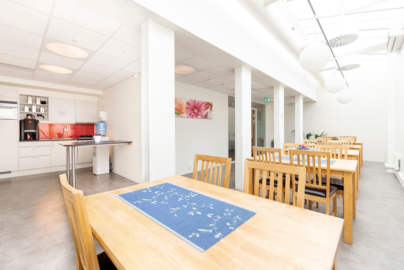 Felles pauserom med kjøkken og hvitevarer Galleribilde