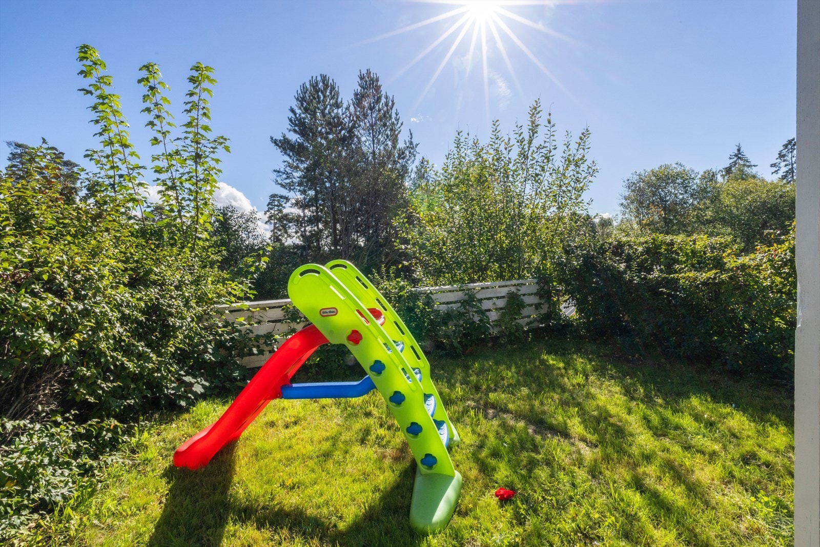 Her har du god plass til å innrede i flere soner med det du måtte ønske av lounge møblement, spisegruppe, grill m.m. Galleribilde