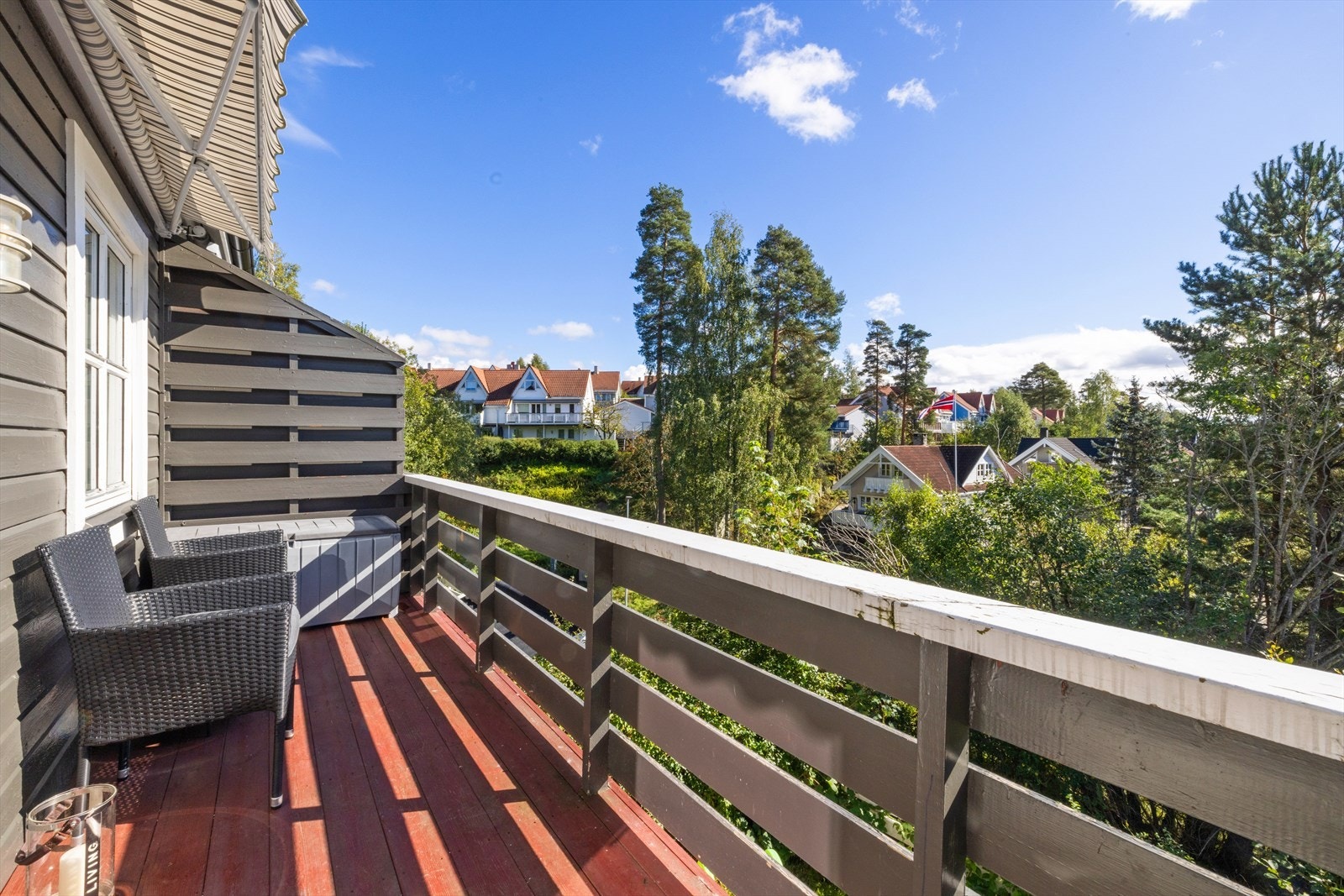 Plass til å innrede med loungegruppe, grill, beplantning og øvrig møblement. Galleribilde