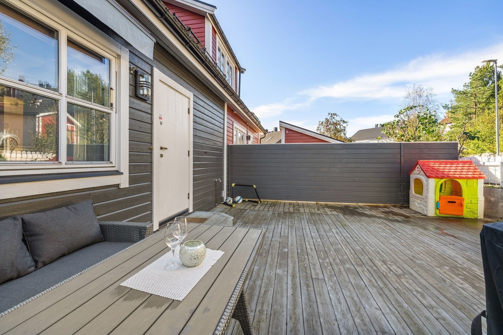 Terrassen har en påbygd del, utført i 2023. Galleribilde