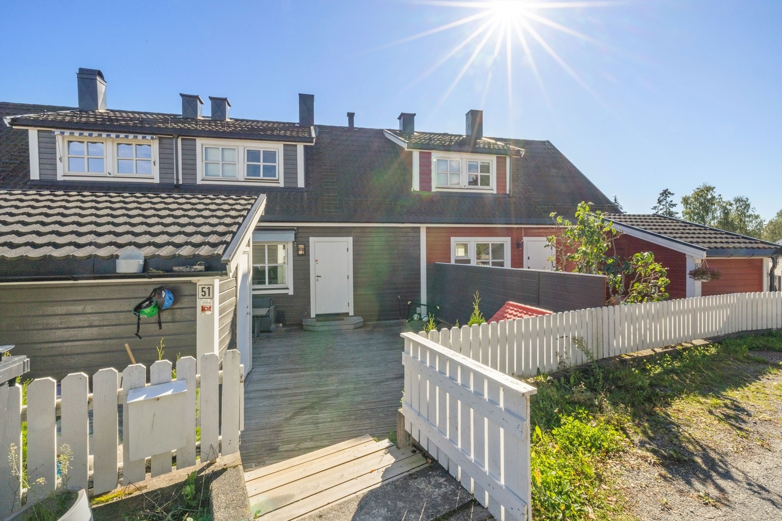 Rekkehusets fasade fra inngangspartiet. Galleribilde