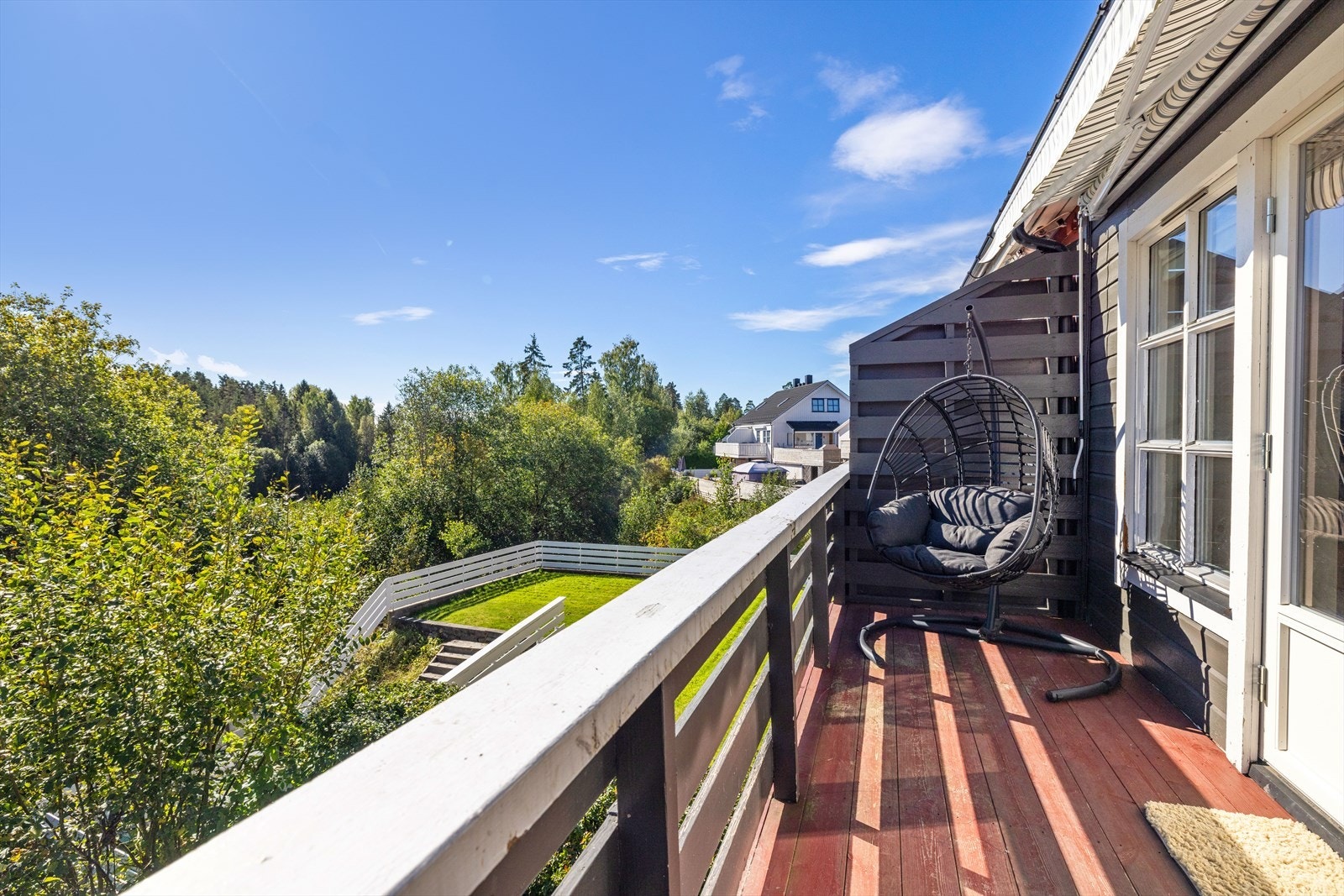 Boligen byr på tre flotte uteplasser hvor du kan nyte solrike sommerdager sammen med familie og venner. Galleribilde