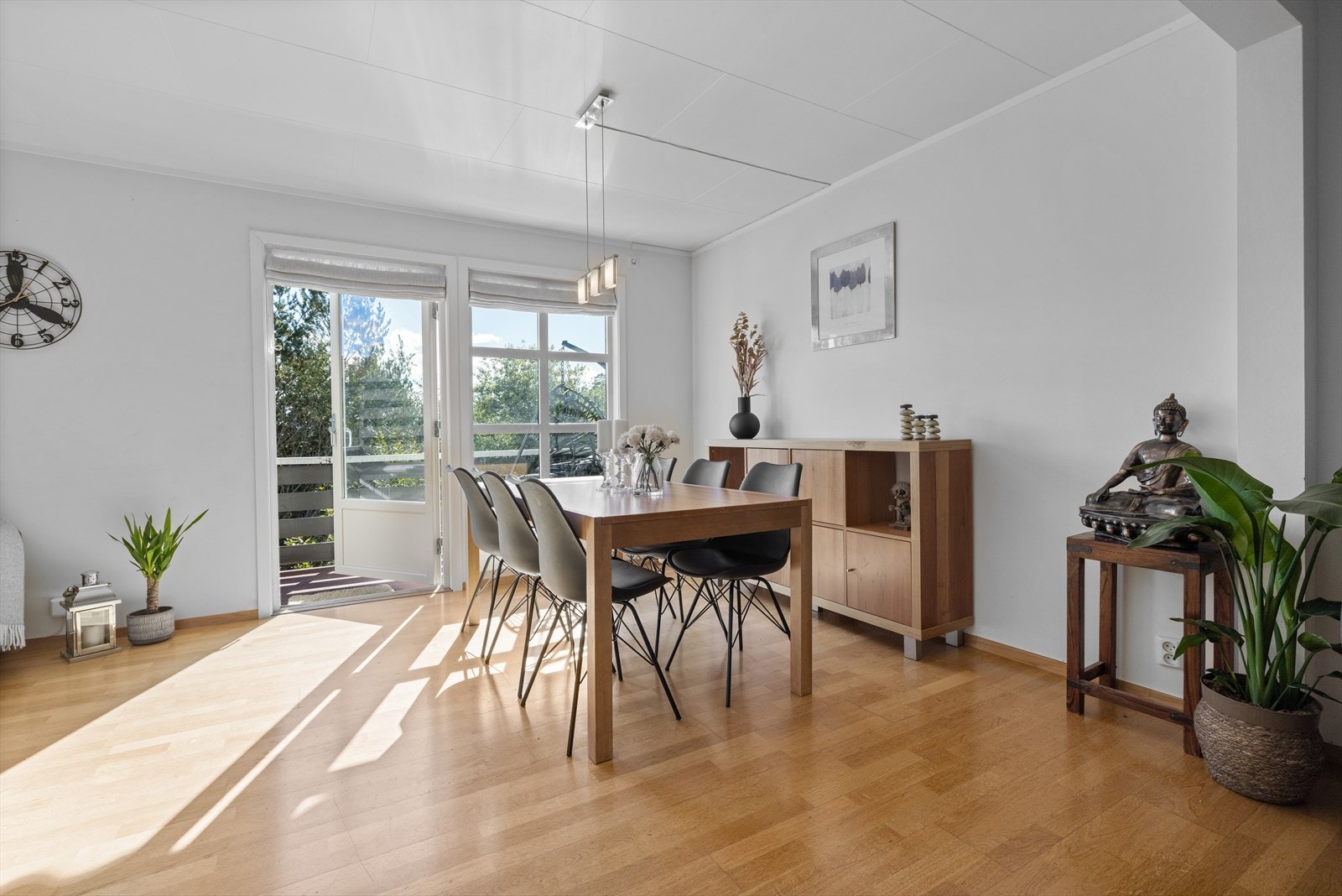 Det første som møter deg i stuen er de store vindusflatene som sørger for rikelig med naturlig lysinnslipp. Galleribilde