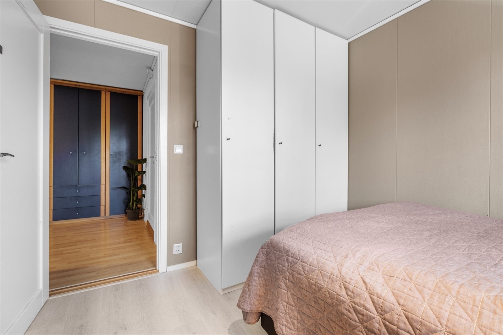 Garderobeskap kan medfølge etter nærmere avtale. Galleribilde