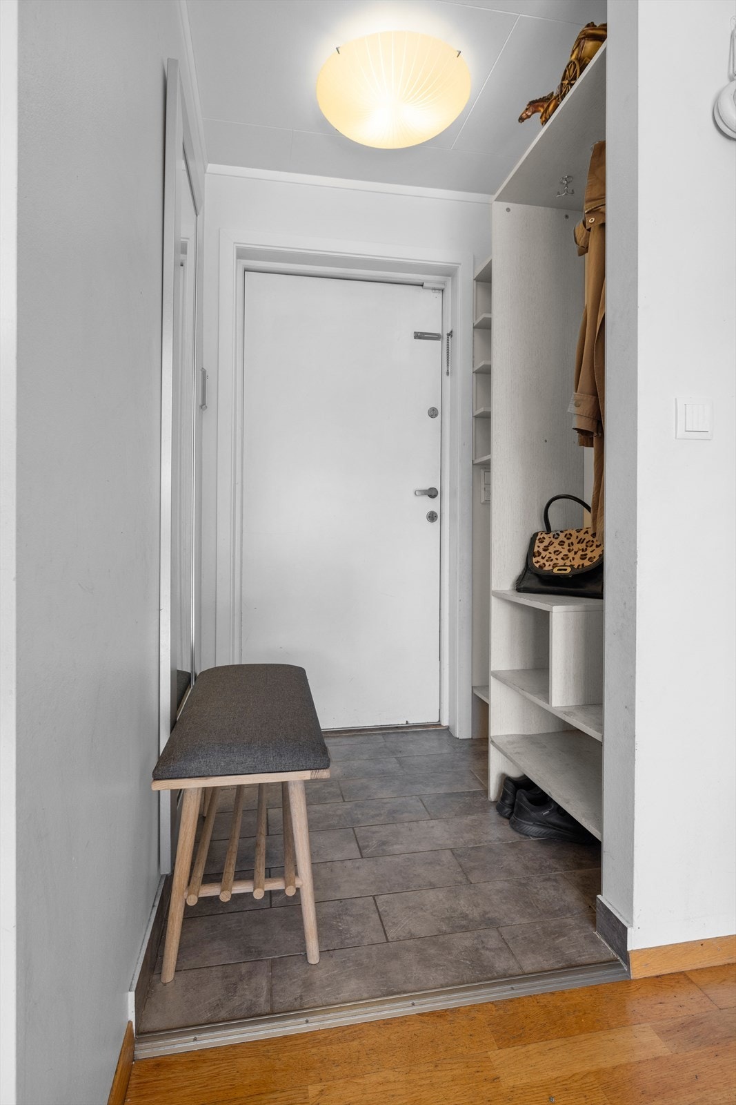 I boligens entré er det plass til oppbevaring av yttertøy og sko. Galleribilde