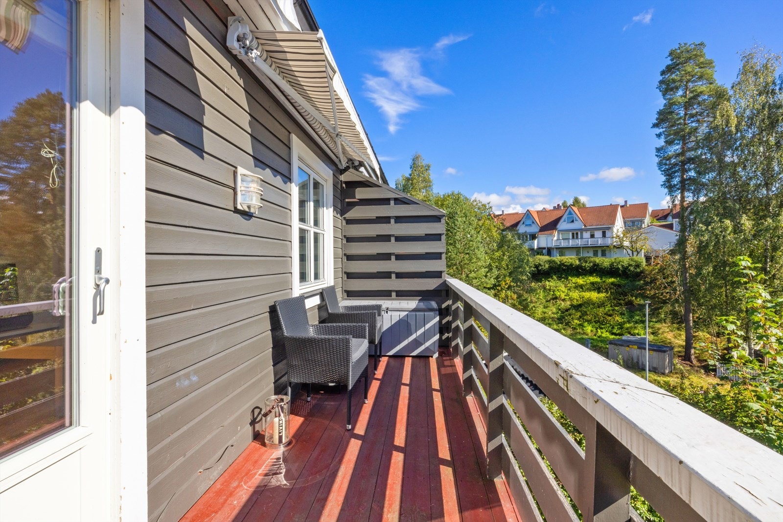 Rekkverk på veranda har malt trevirke med en høyde på 92cm. Det er brukt trykkimpregnerte terrassebord. Galleribilde