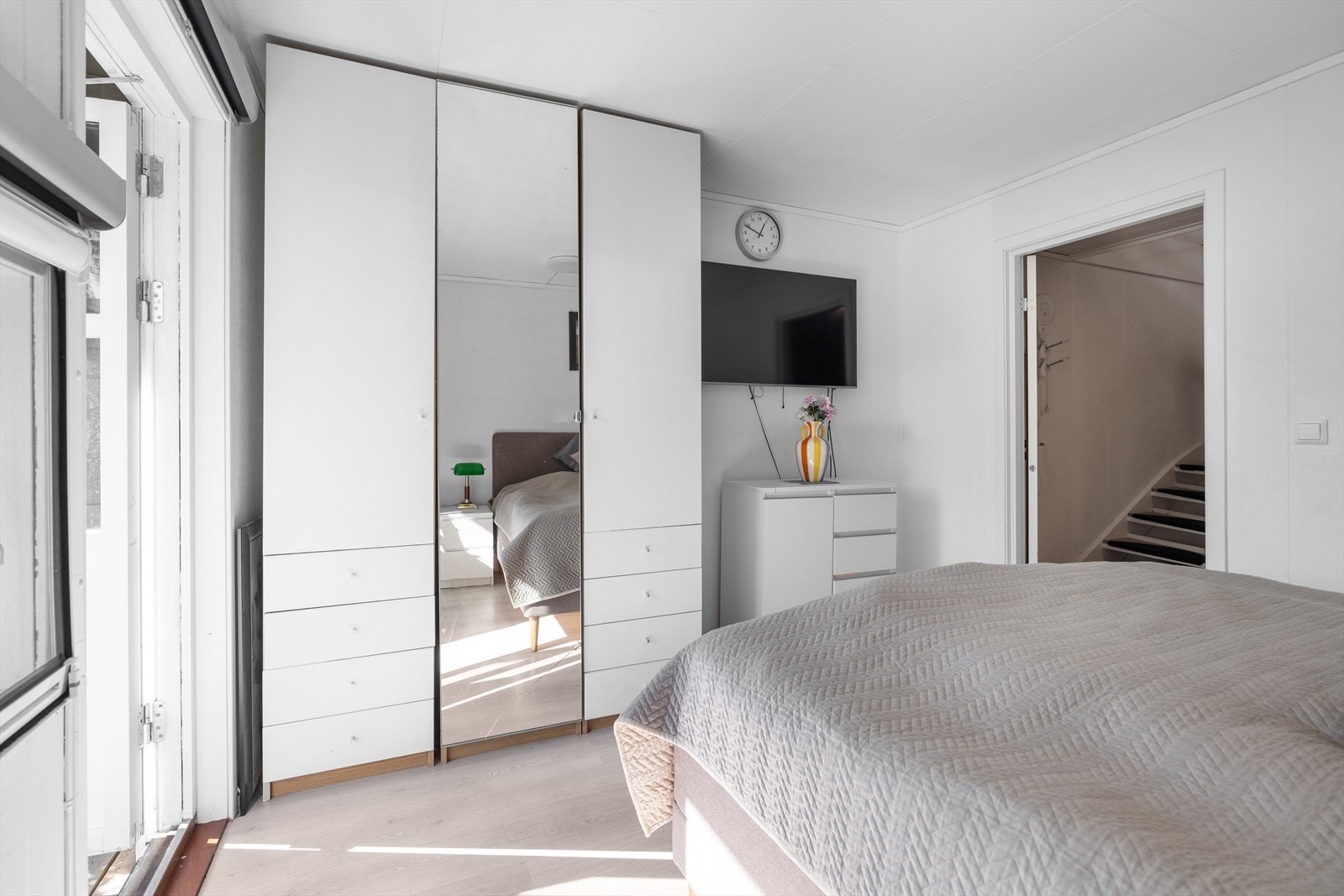 Rommets store vindusflater sørger for godt med naturlig lysinnslipp og gjør det enkelt å lufte ut. Galleribilde