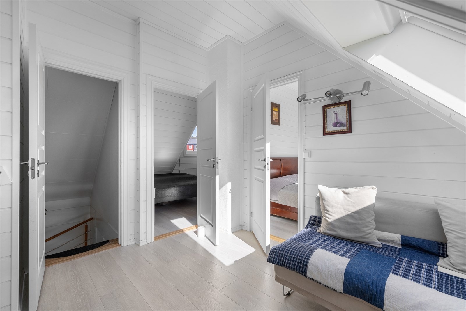 Adkomst til 2 av boligens soverom, samt bad. Galleribilde