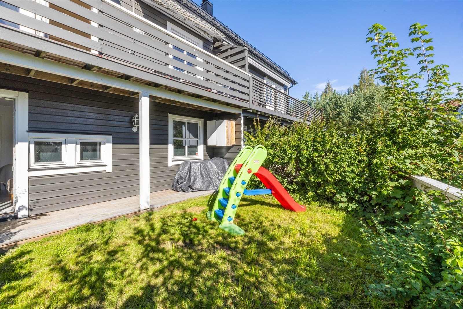 Av materialer er det benyttet trykkimpregnerte terrassebord. Galleribilde