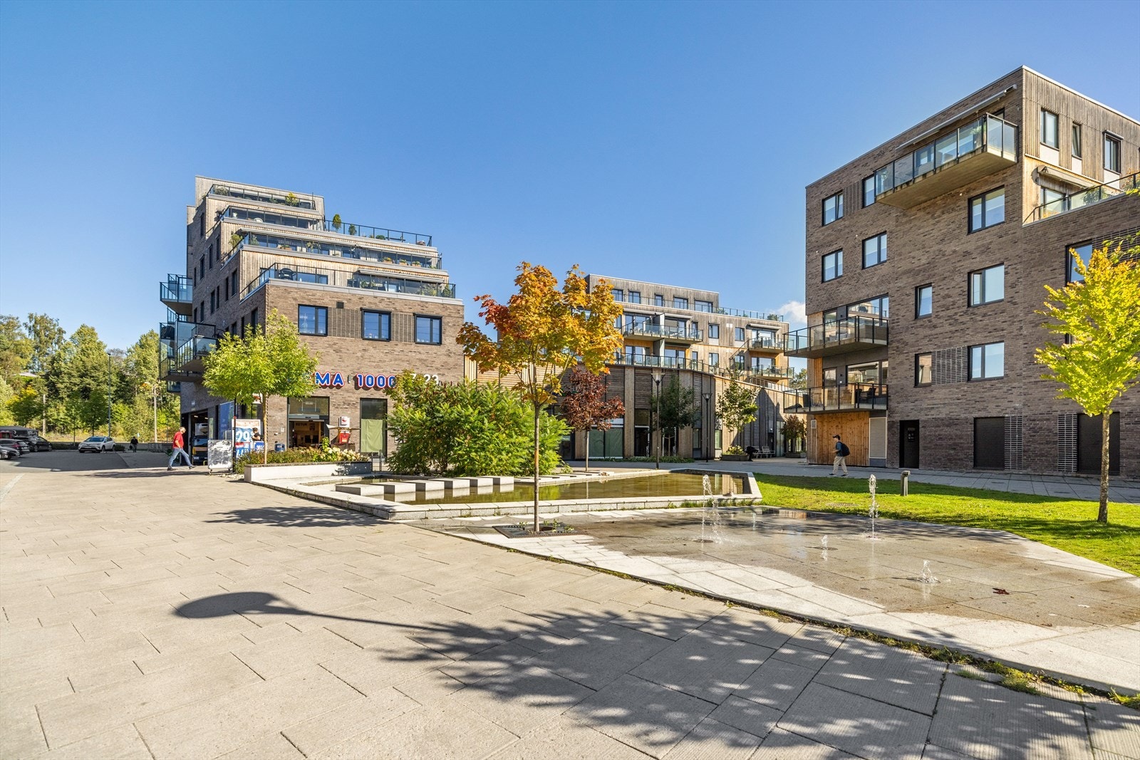 Boligen har kort vei til både butikker, skole og barnehage, lekeplasser og turområder. Galleribilde