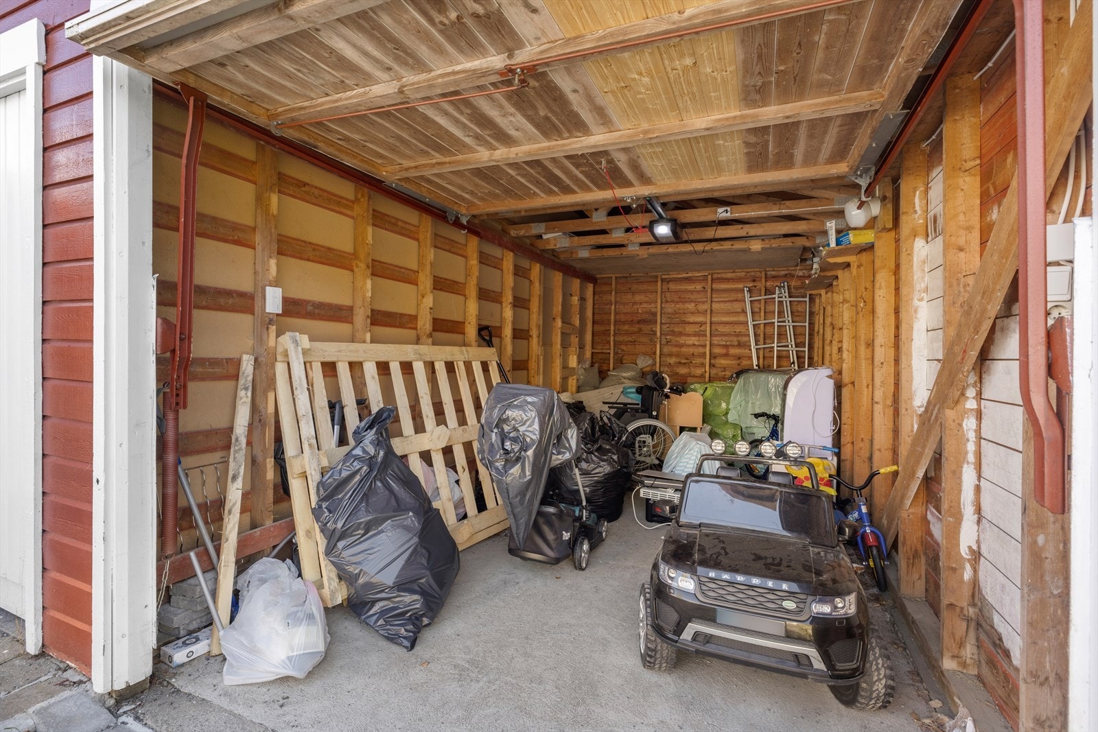 Garasjen har elektrisk garasjeport. Galleribilde