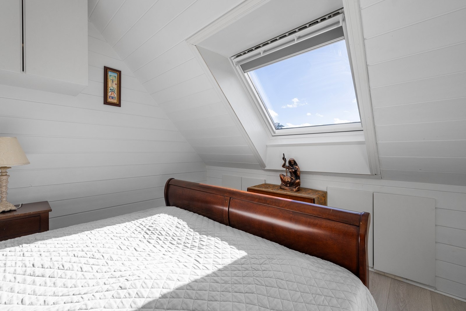 Praktisk plassbygde skap sørger for godt med oppbevaringsplass Galleribilde