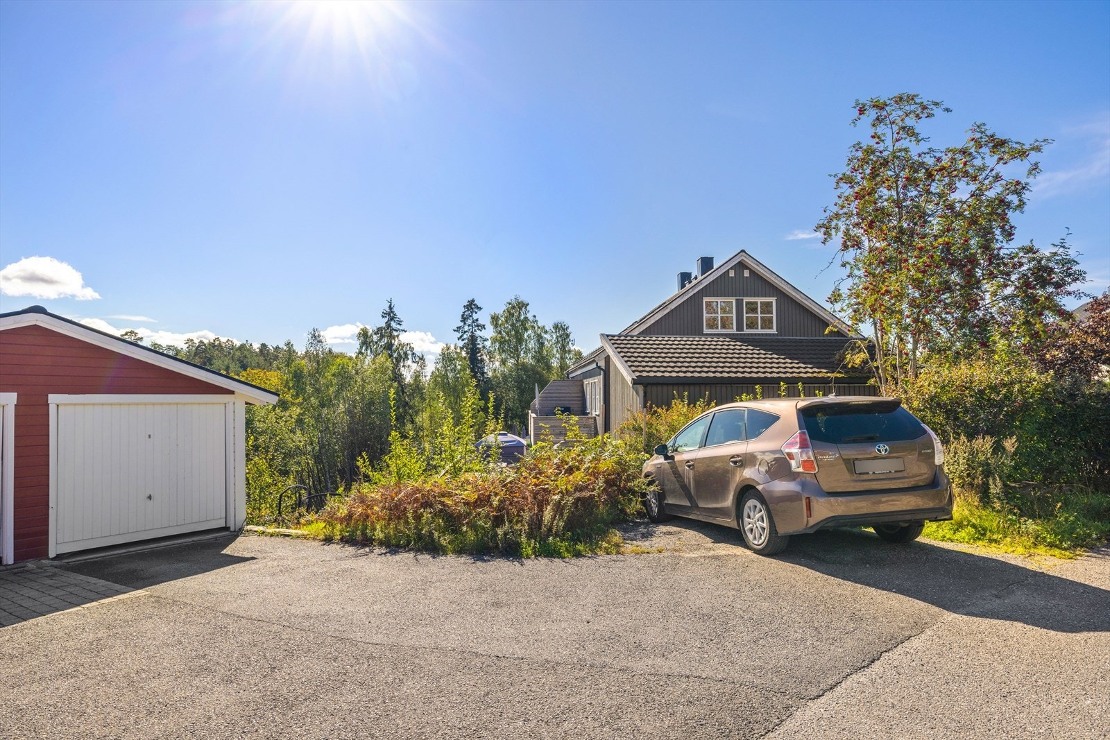 Boligen disponerer 1/2 av en frittliggende garasje og en biloppstillingsplass foran garasjen. Galleribilde
