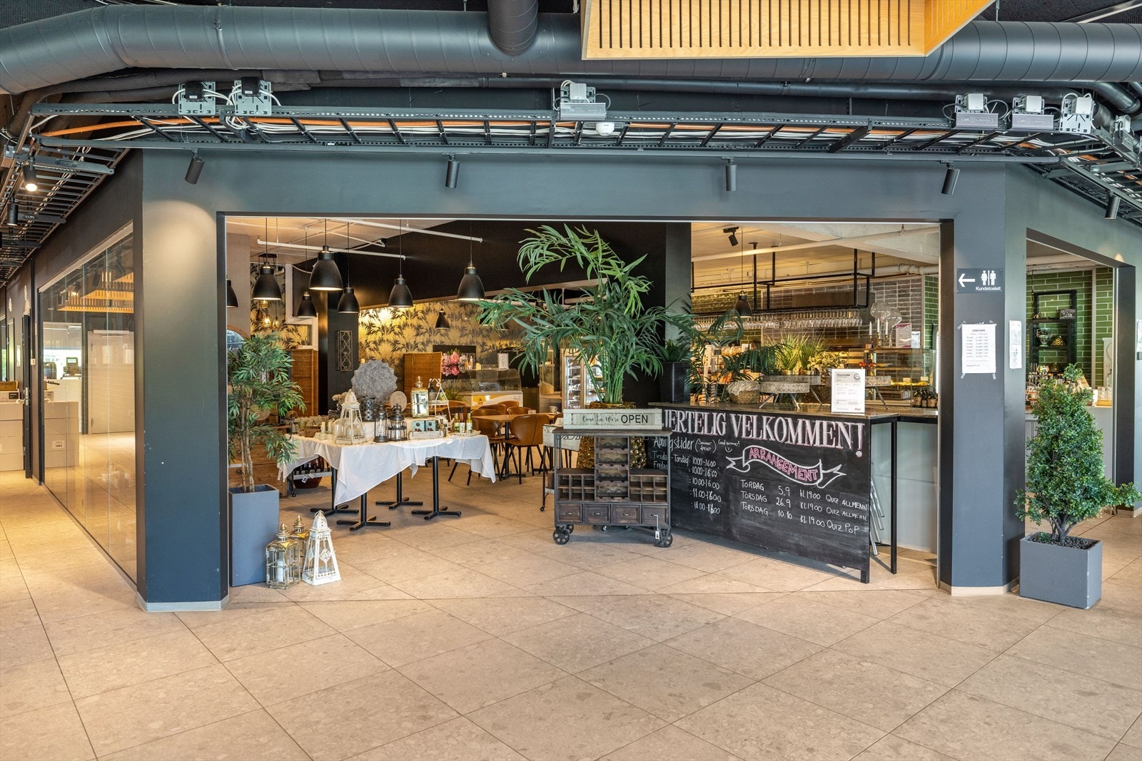 I gangavstand fra boligen ligger Greverud Senter med meny, blomsterbutikk, apotek, treningssenter, kafe, frisør og legesenter. Galleribilde