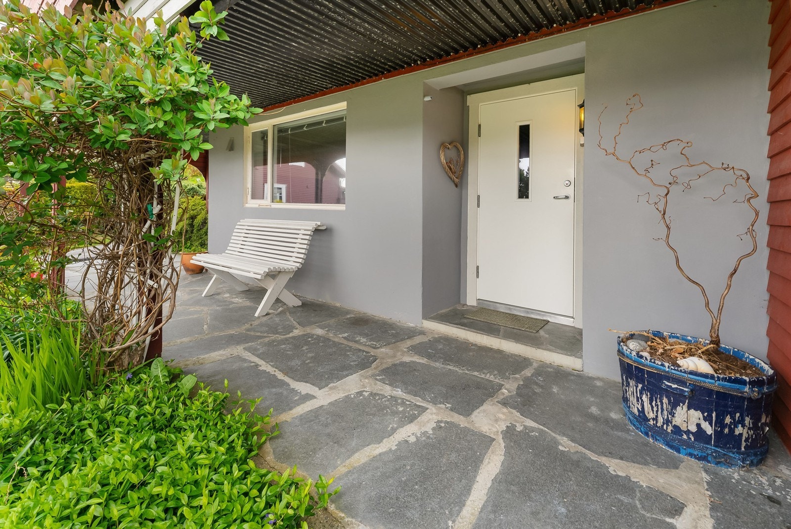 Inngangsparti på fremsiden av huset. Galleribilde