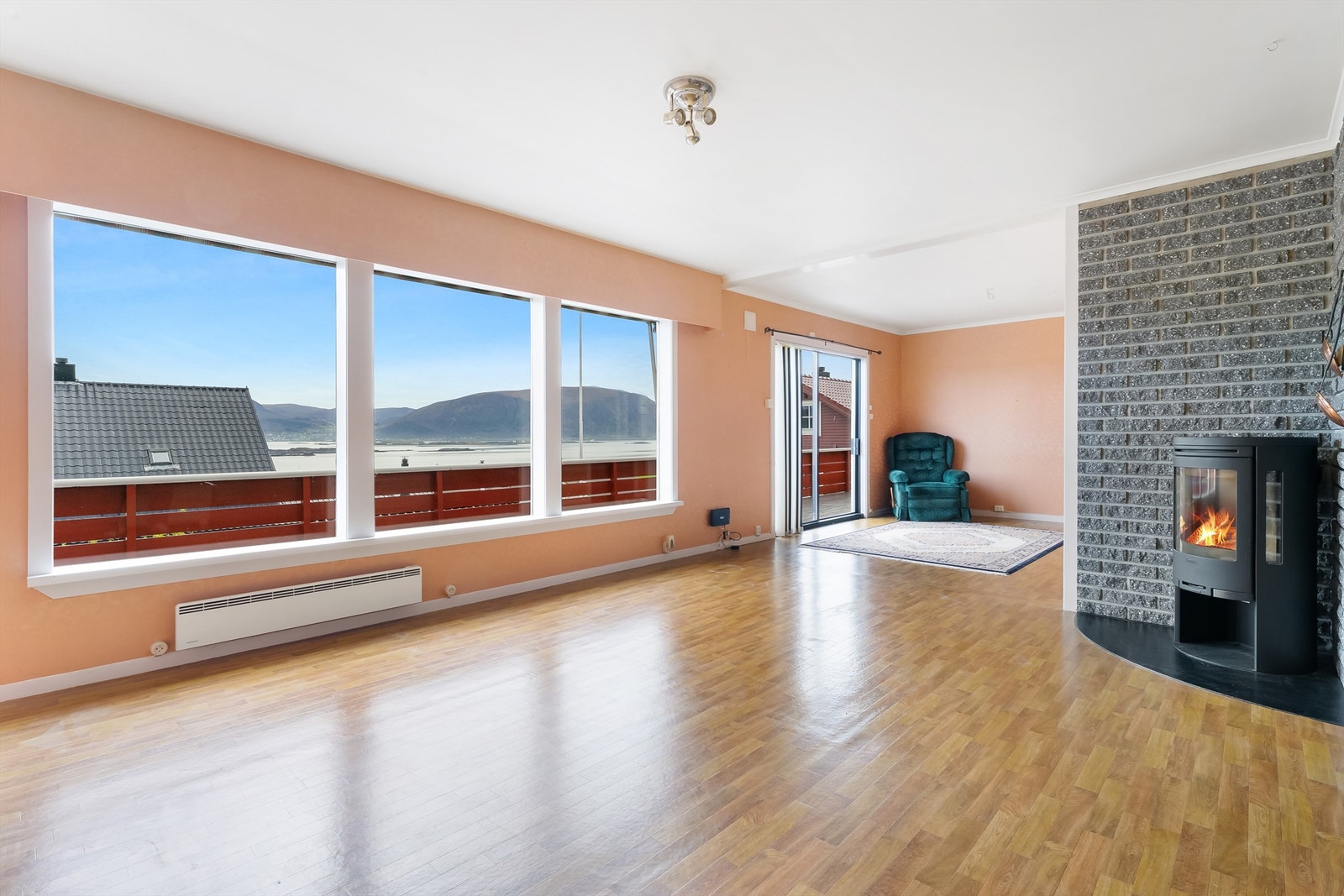 I stuen er det plass til både sittegruppe og spisebord. Galleribilde