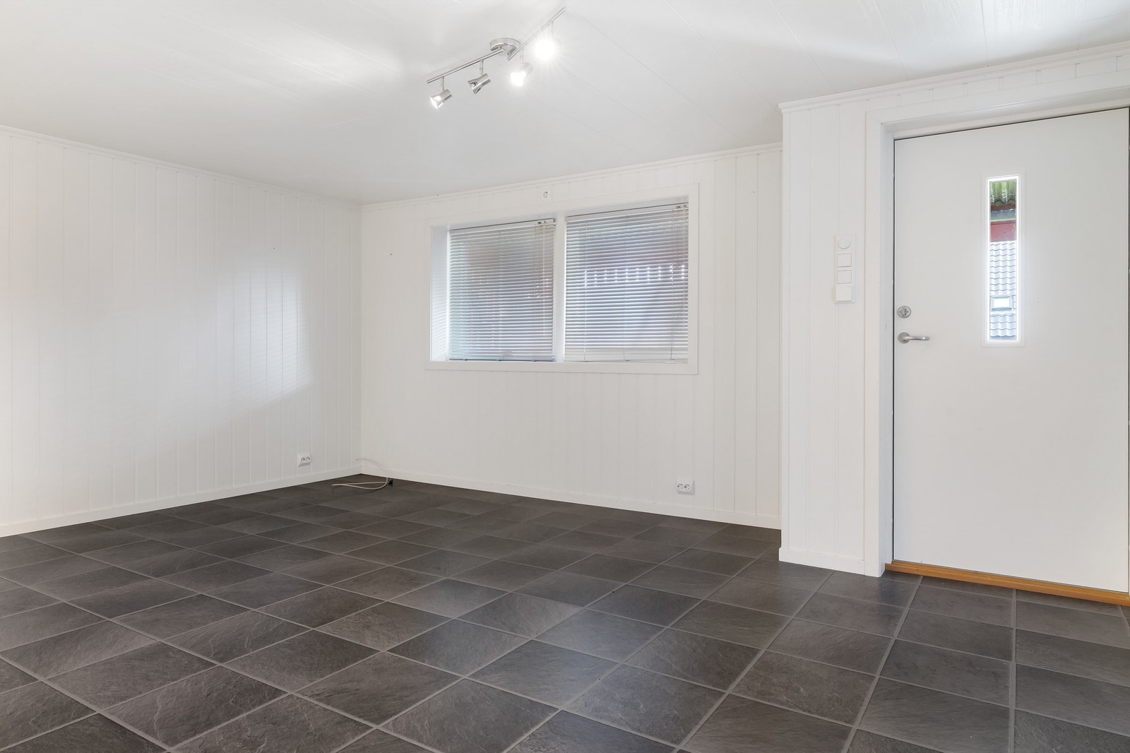 Romslig entre. Galleribilde