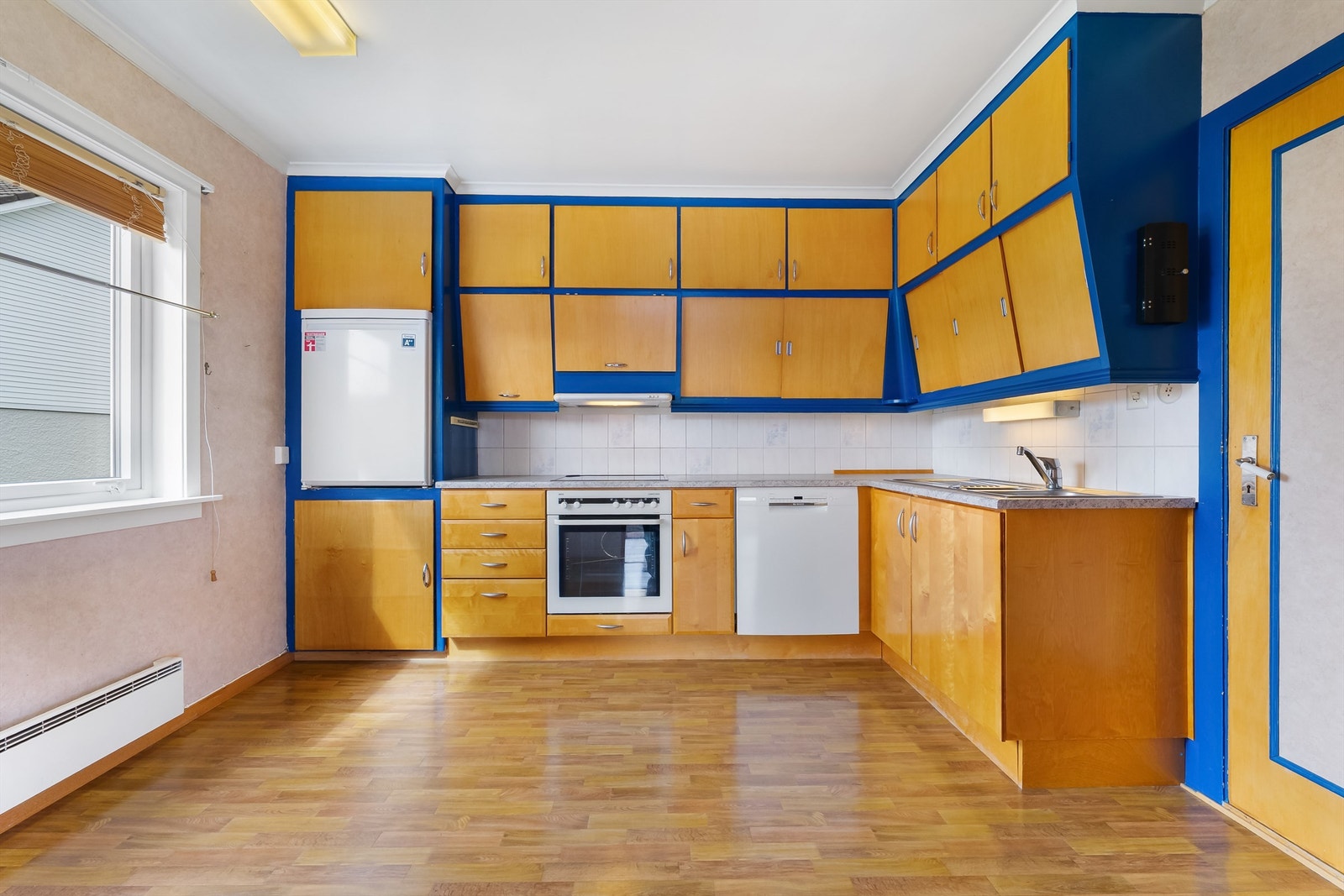 Kjøkken med mye skap- og benkeplass. Galleribilde