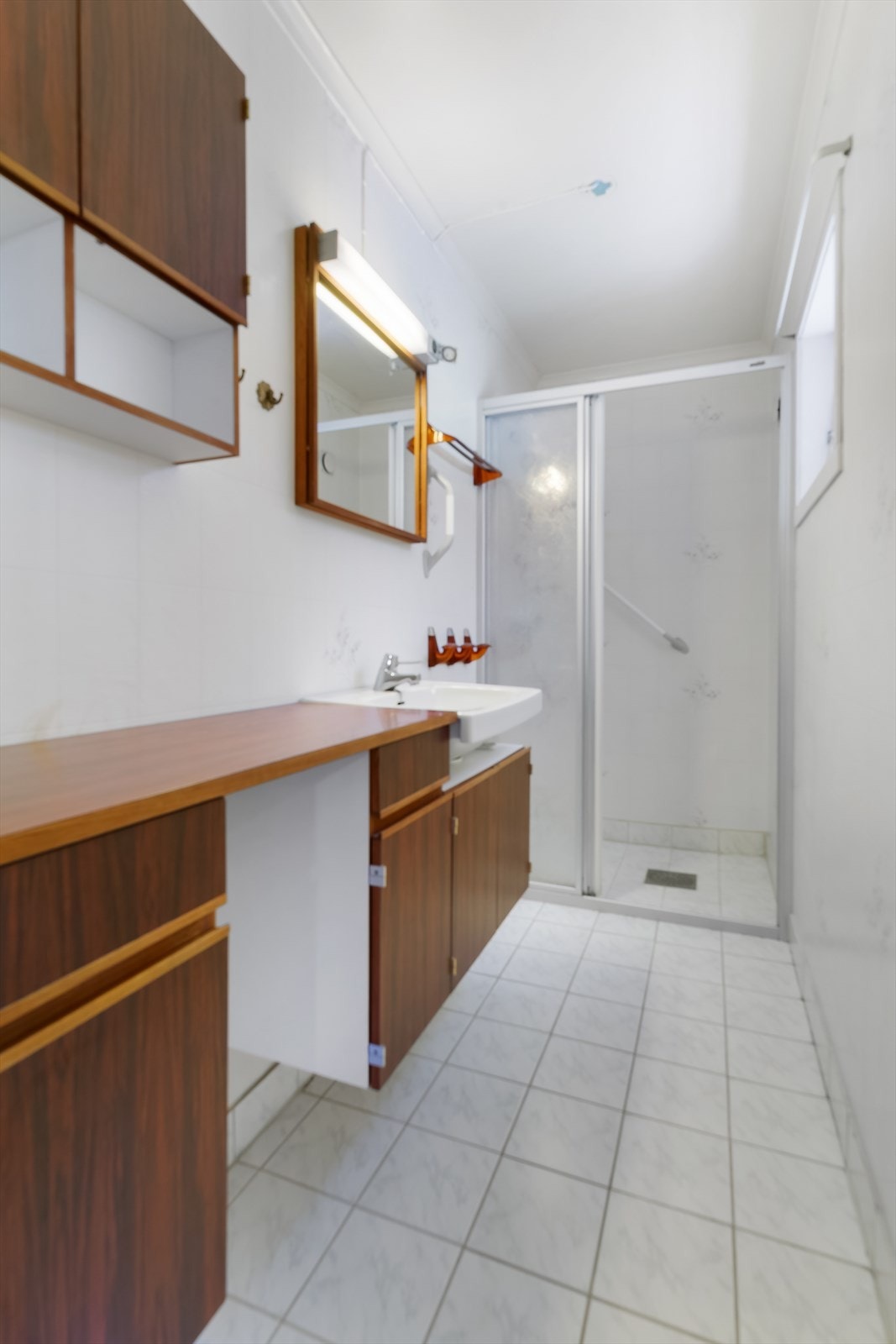 Bad med varmekabler i gulv. Det er 2 bad i huset. WC er plassert i 1. etasje. Galleribilde