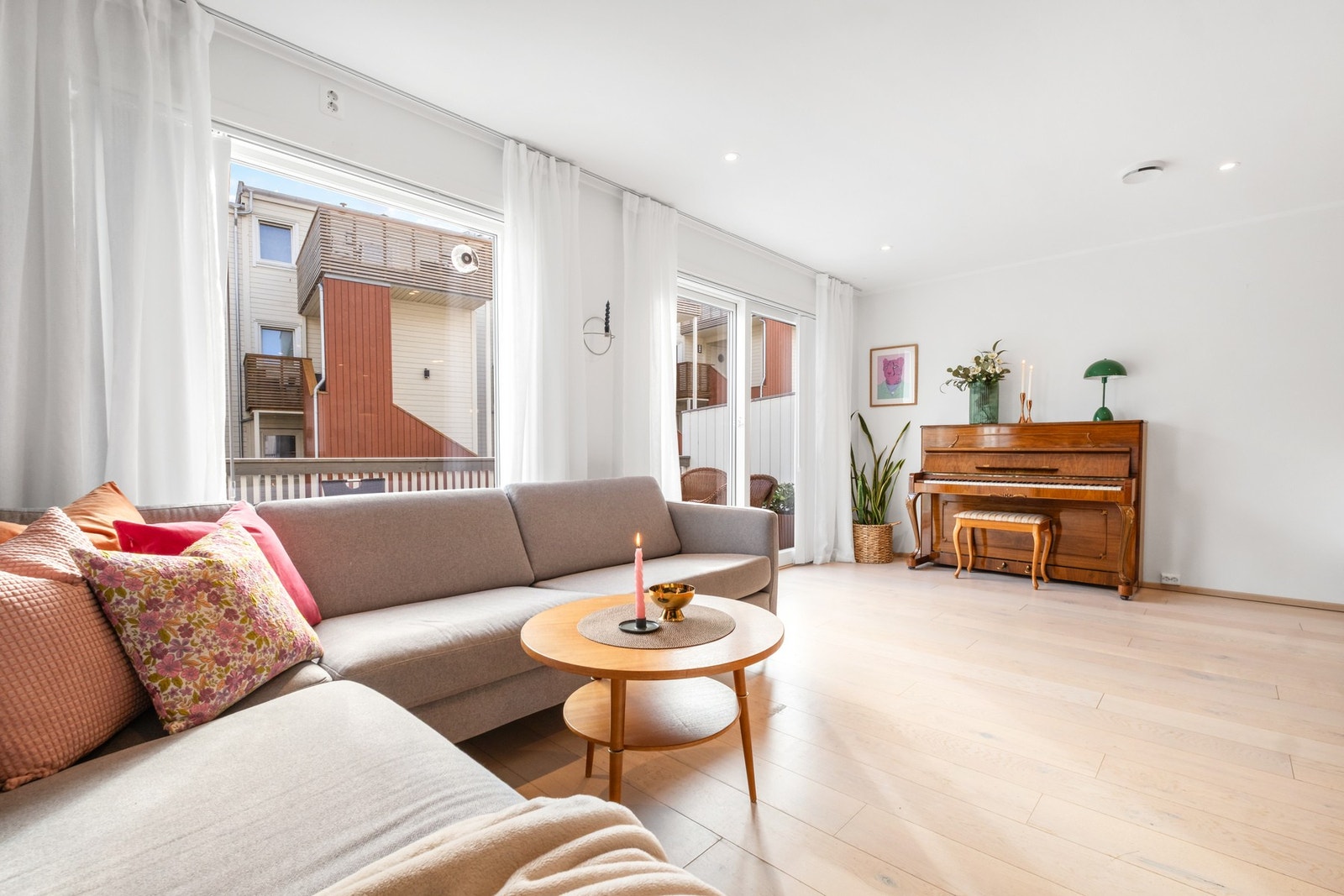 Innbydende stue med flott lysinnslipp Galleribilde