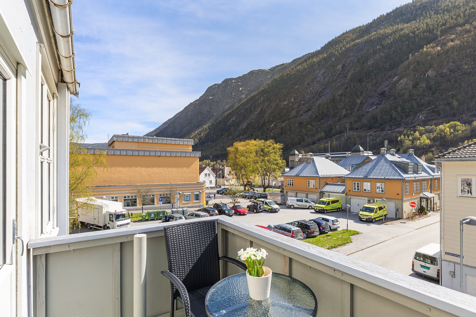Her ser man rett bort på Rjukan Kino og Kinokafeen. Man har kort vei til det meste av byens fasiliteter. Galleribilde