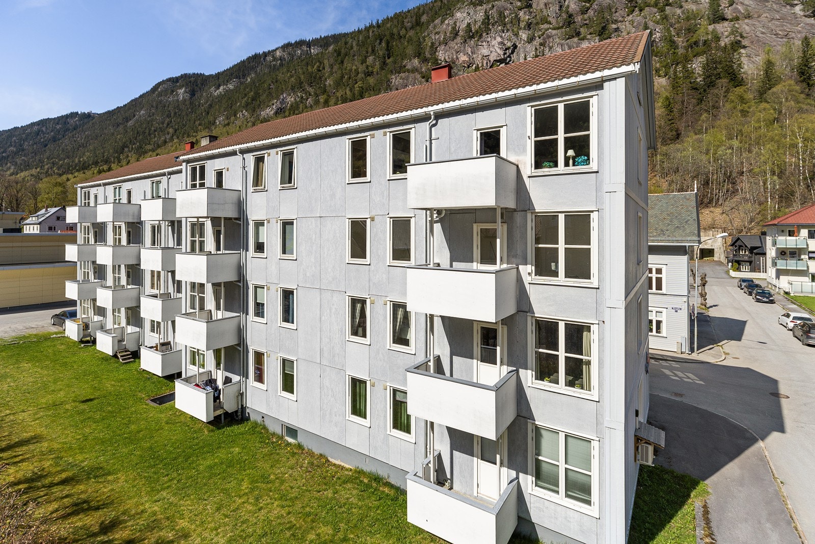 Leiligheten ligger i 4. etasje (øverst til høre på dette bildet) og har en sentral beliggenhet på Rjukan Galleribilde