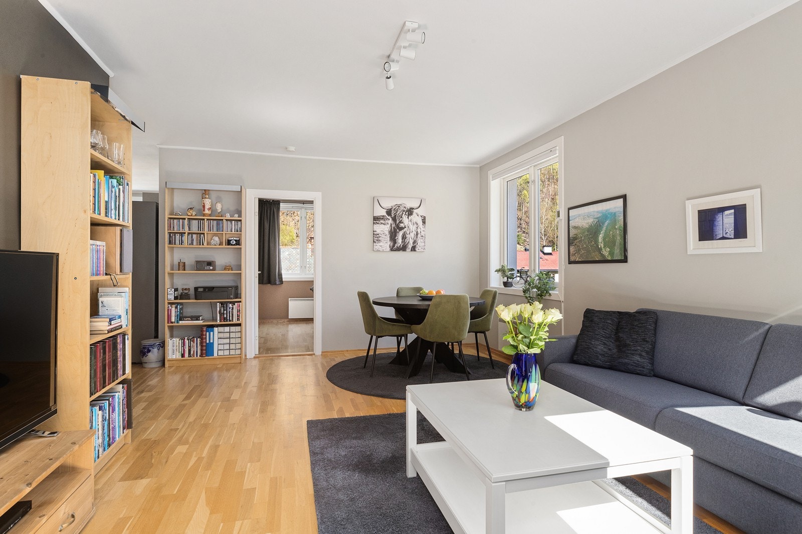 Det er plass til både sofagruppe og spisebord Galleribilde