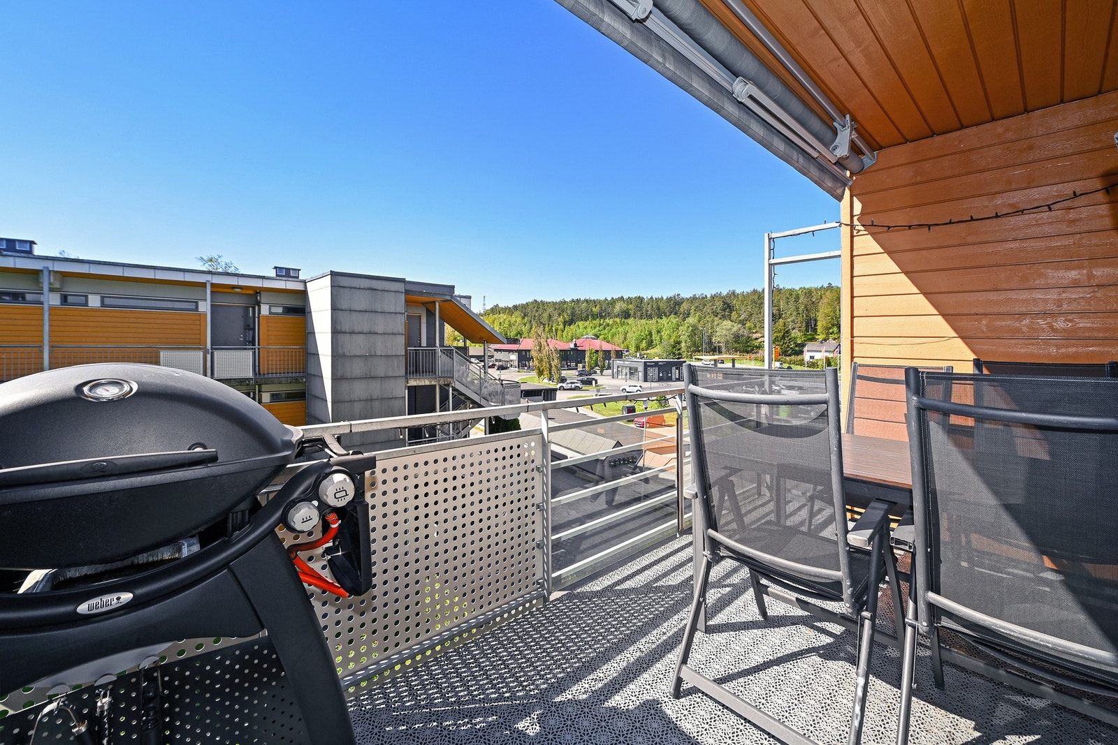 Store deler av sommerhalvåret står døren oppe og terrassen blir som et ekstra rom. Galleribilde