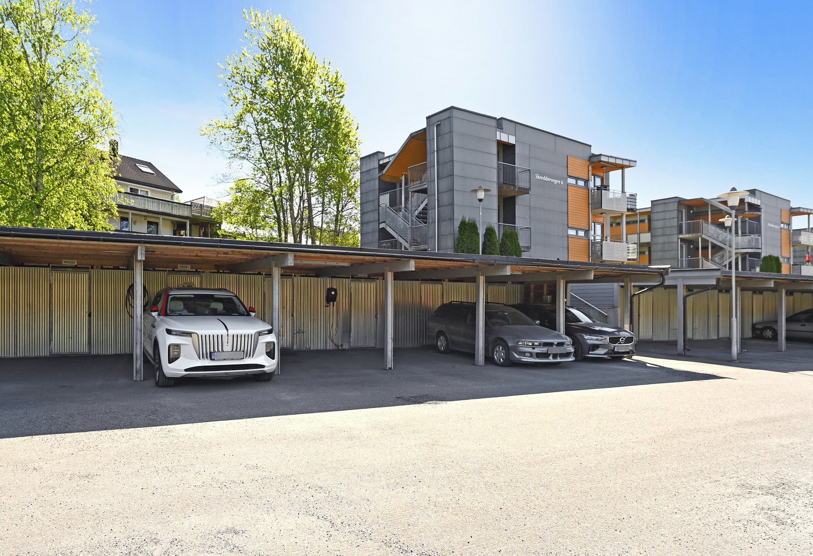 Det følger egen carport med tilhørende bod til boligen. Ellers godt gjesteparkering på asfaltert gårdsplass. Galleribilde