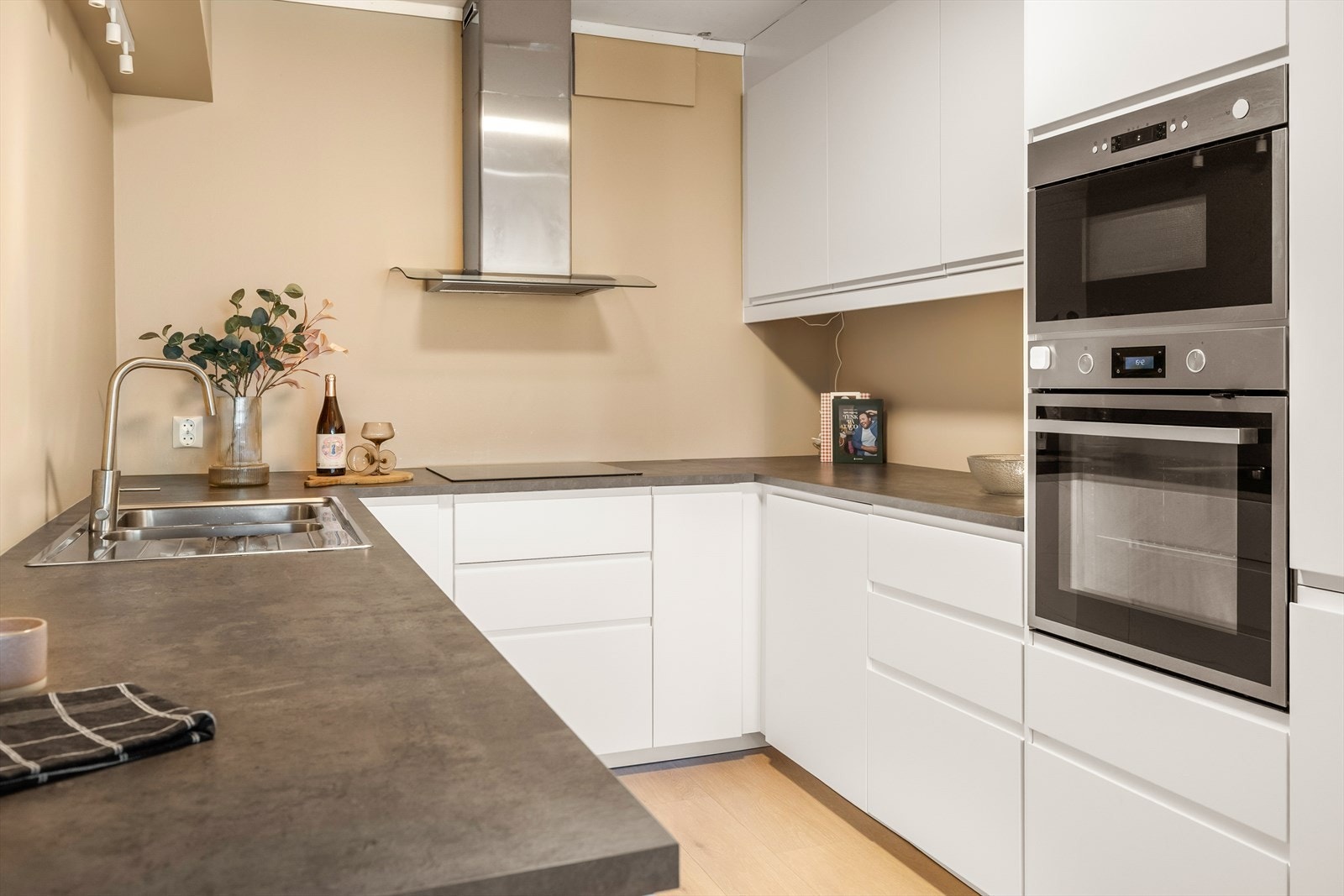 Flott Ikea kjøkkeninnredning med hvitevarer. Rikelig med skap- og benkeplass. Galleribilde