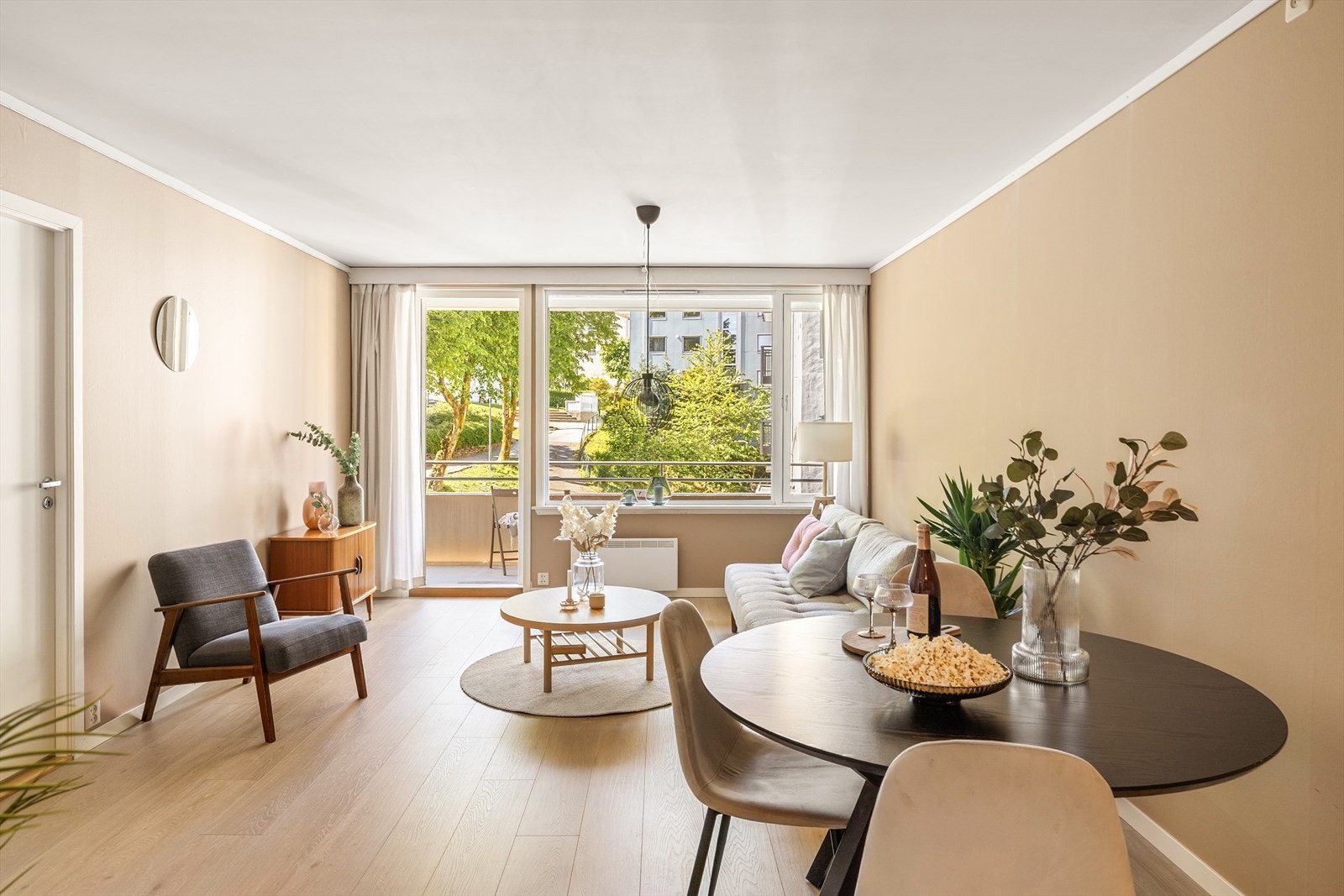 Store vindusflater og altandør som gir mye lys inn i leiligheten. Galleribilde