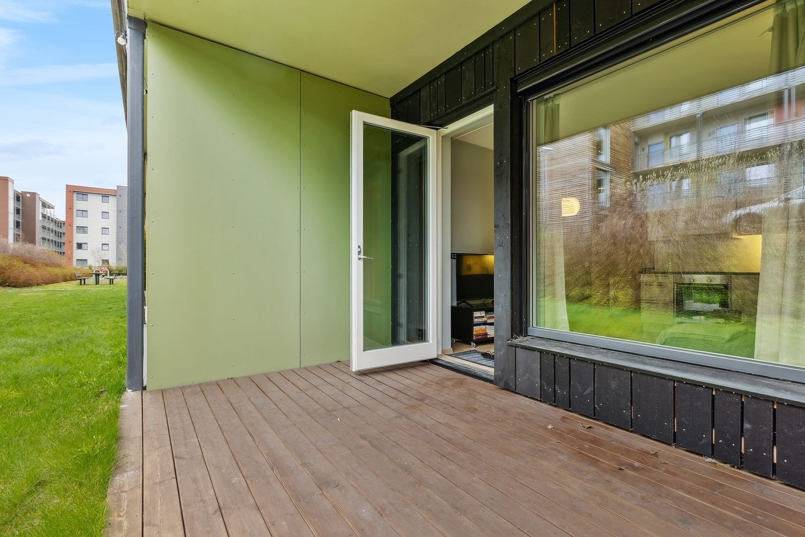 Sørvendt balkong med gode solforhold. Galleribilde