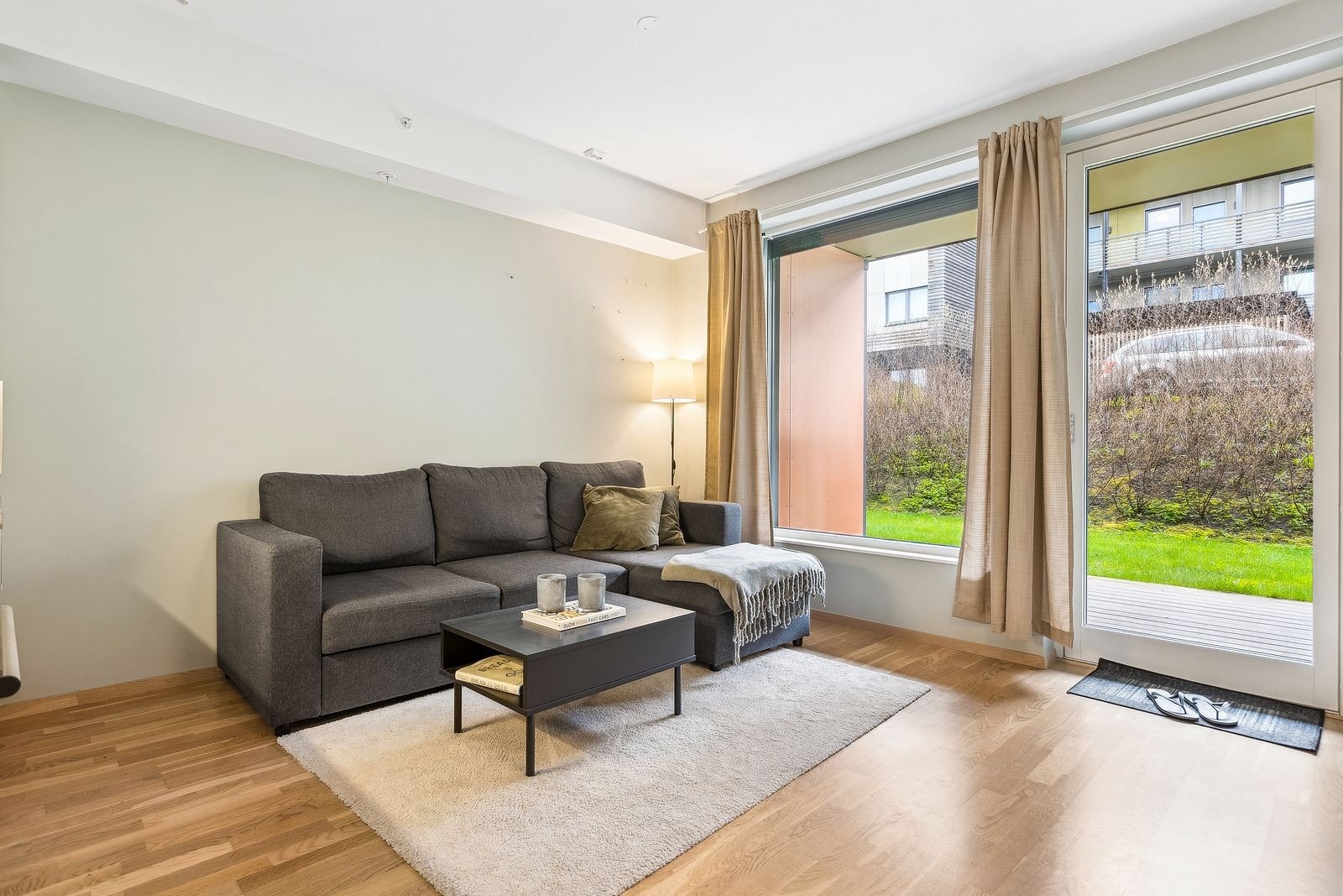 Leiligheten har store vindusflater som bidrar til en lett og luftig atmosfære. Galleribilde