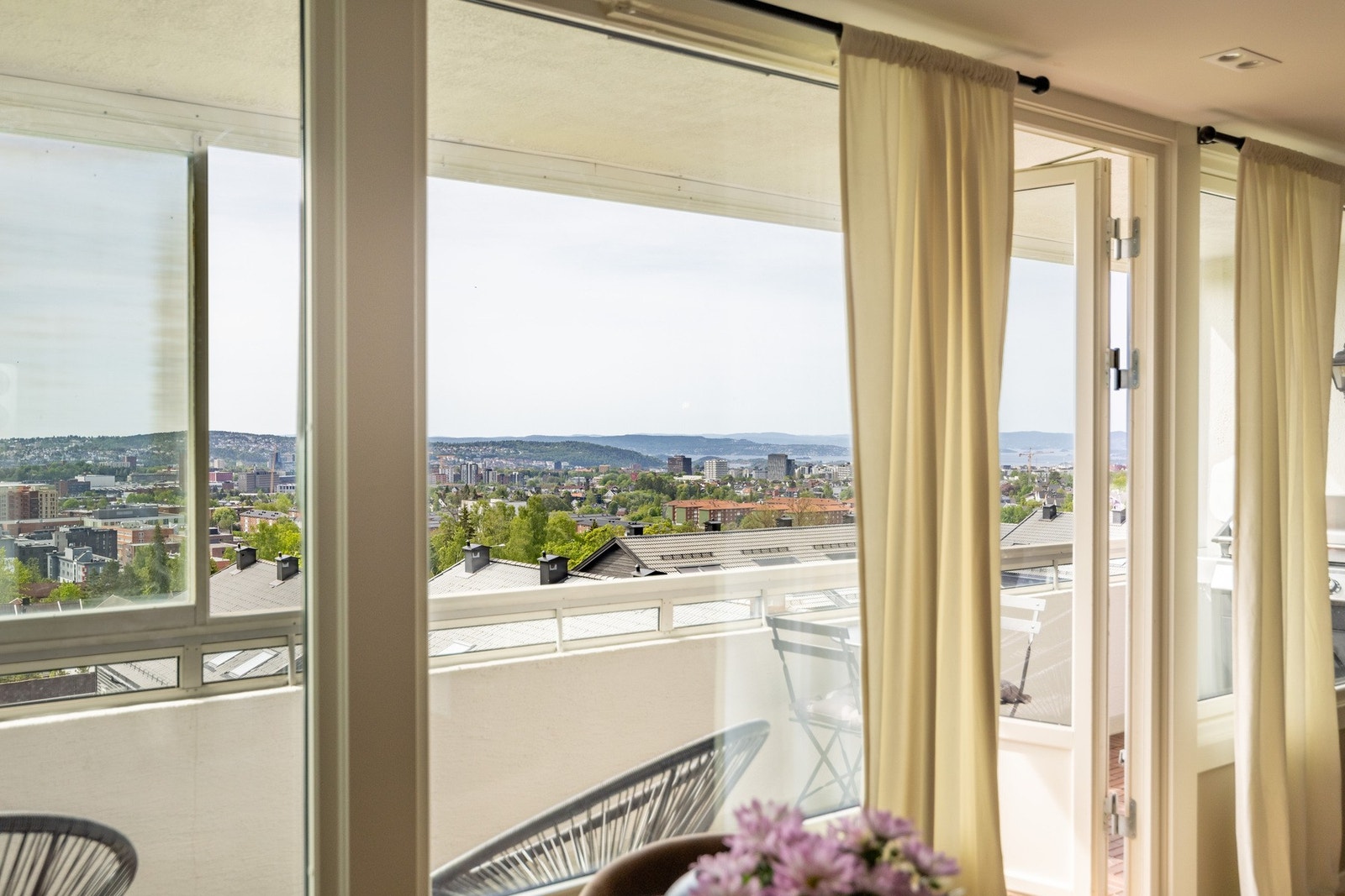 Innholdsrik og innbydende 4-roms ende- og toppleilighet med solrik innglasset balkong, garasjeplass og tilbaketrukket beliggenhet. Galleribilde