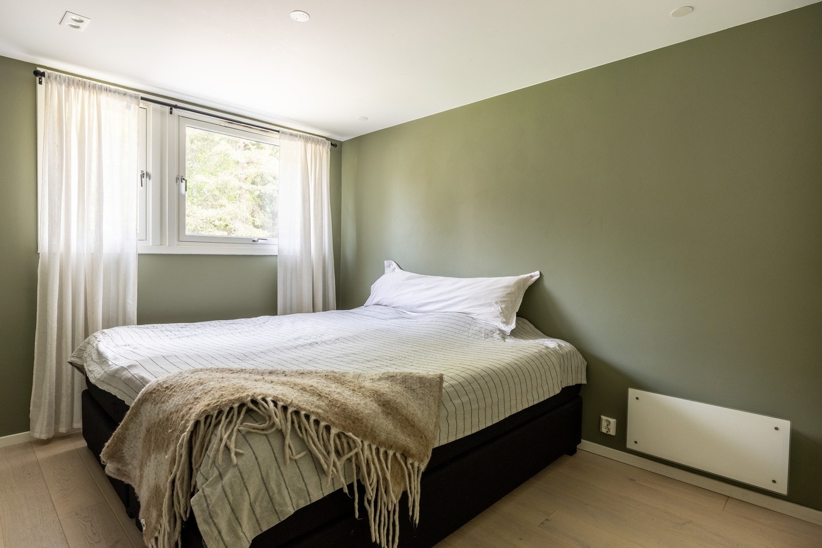 Hovedsoverommet er av god størrelse med plass til stor dobbeltseng med tilhørende nattbord. Galleribilde