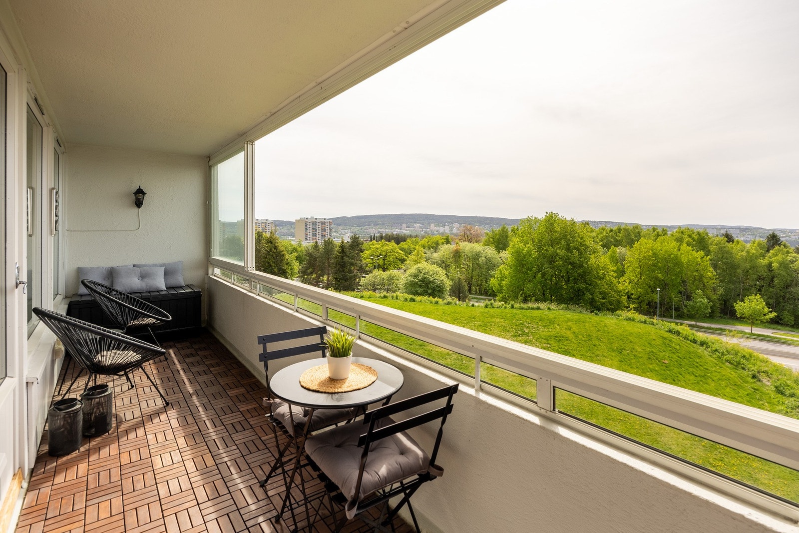 Høytliggende og tilbaketrukket balkong vendt mot frodige omgivelser. Galleribilde