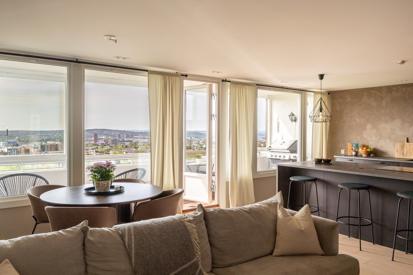 Leiligheten har en gjennomgående moderne standard med flotte detaljer. Galleribilde