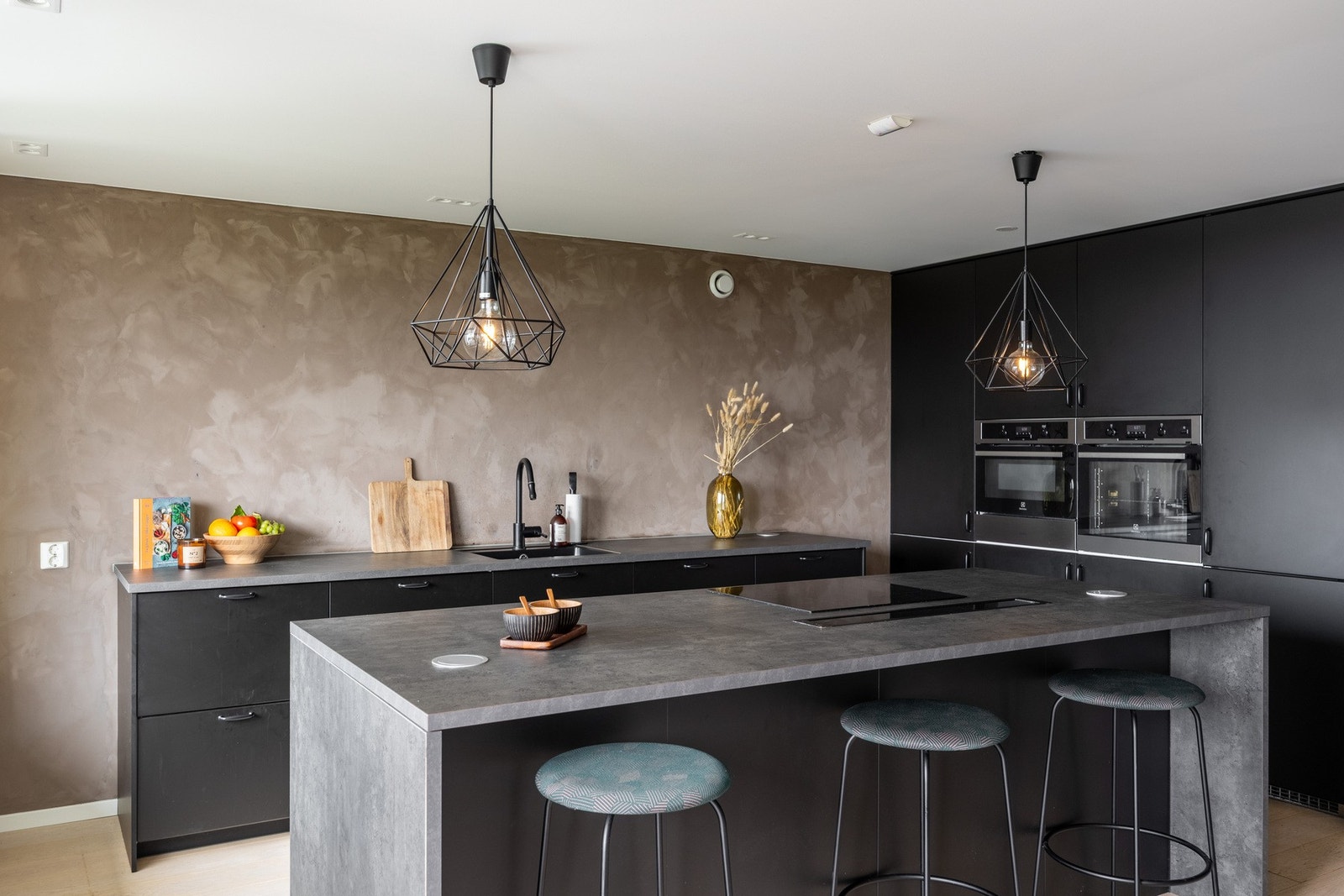 Kontrastvegger med kalkmaling i entré, stue/kjøkken og hovedsoverom fra 2019. Galleribilde